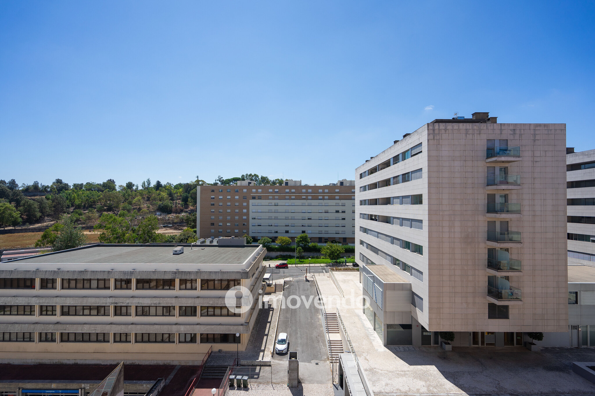 Apartamento T3, com arrecadação e boas áreas, na Estrada da Luz