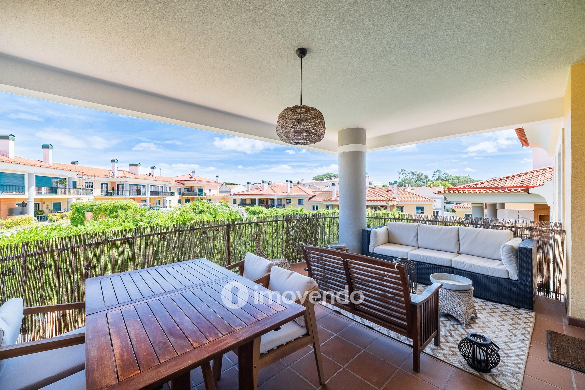 Apartamento T3 com garagem, em condomínio com piscina, em Bicesse