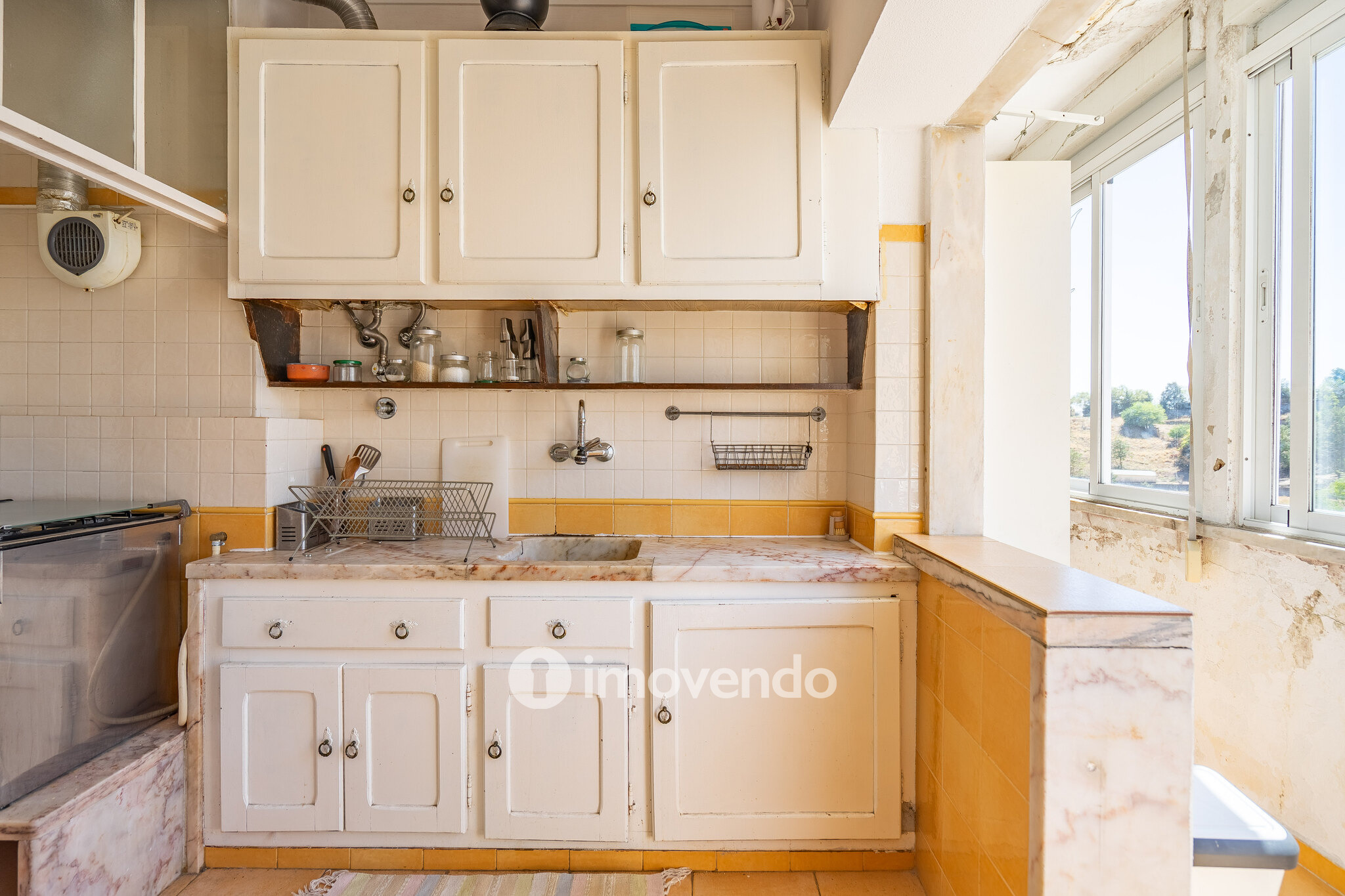 Apartamento T3, com arrecadação e boas áreas, na Estrada da Luz