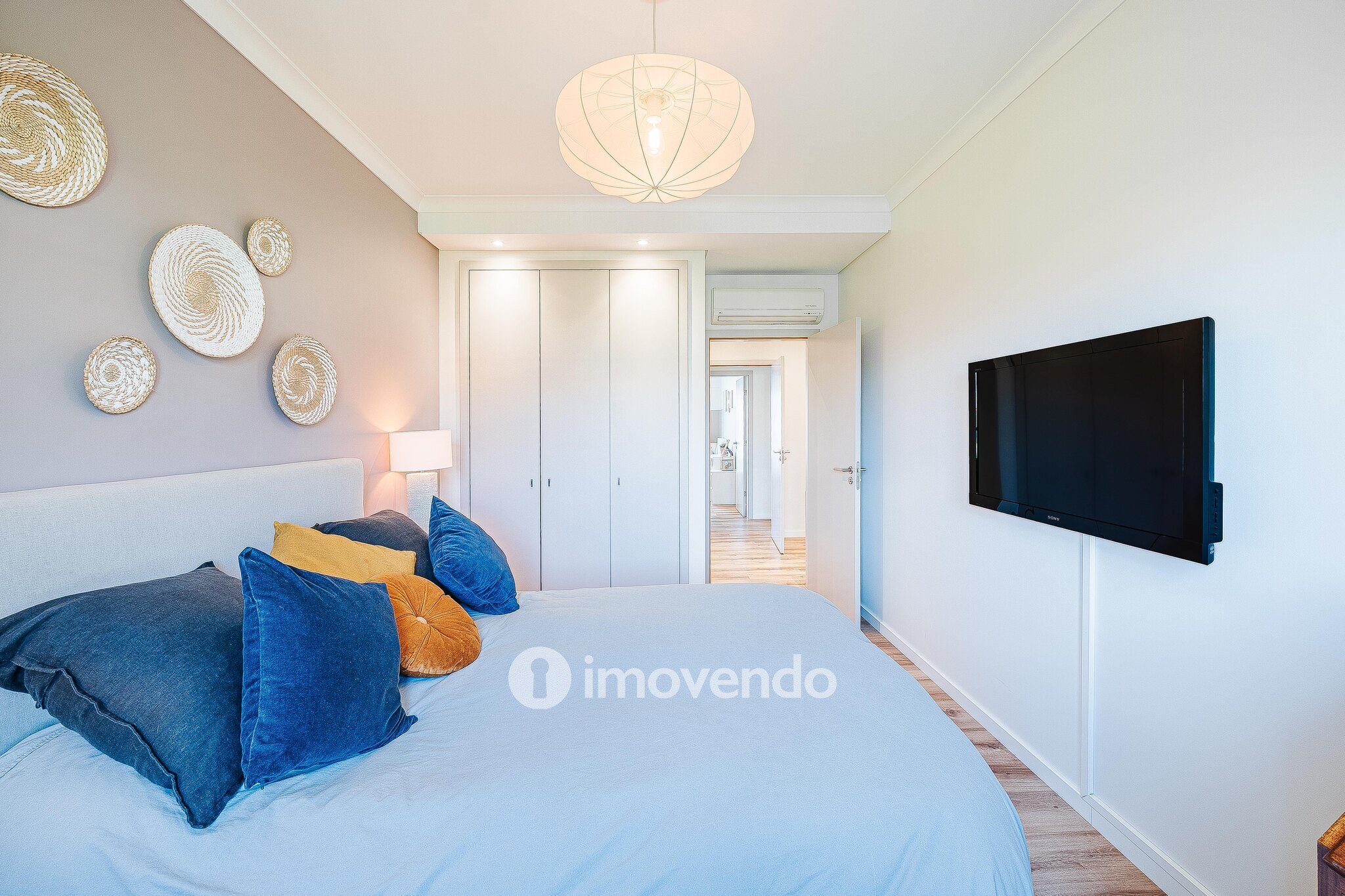 Apartamento T3 com garagem, em condomínio com piscina, em Bicesse