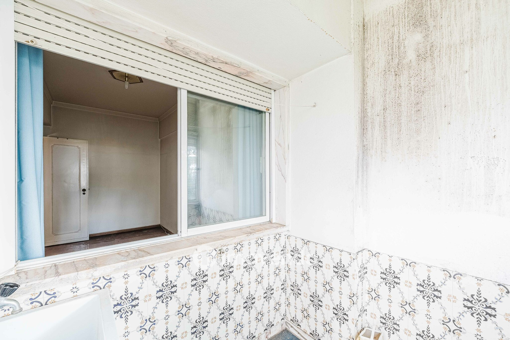 Apartamento T3 com áreas amplas, para renovação, em Benfica