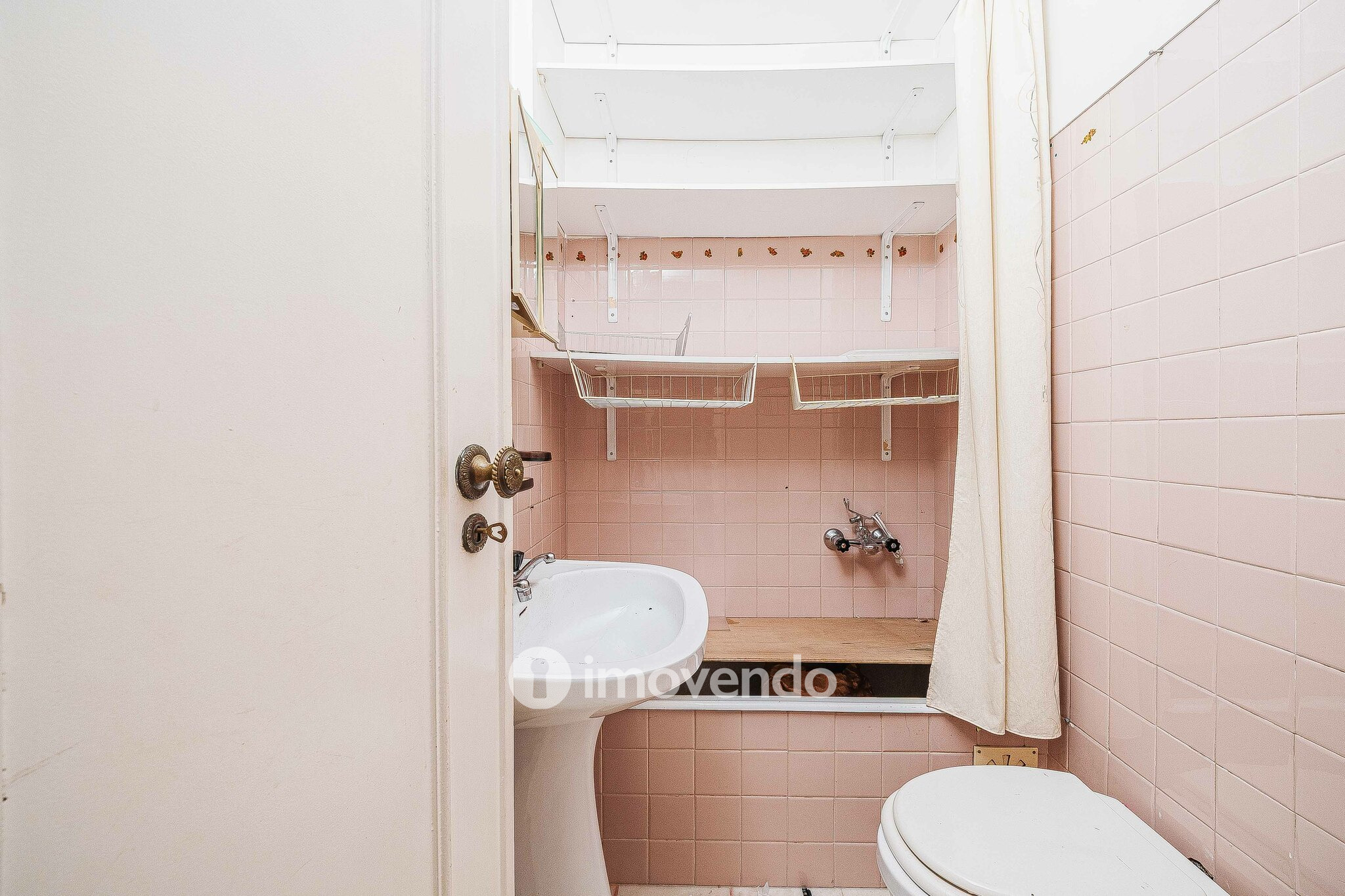 Apartamento T3 com áreas amplas, para renovação, em Benfica