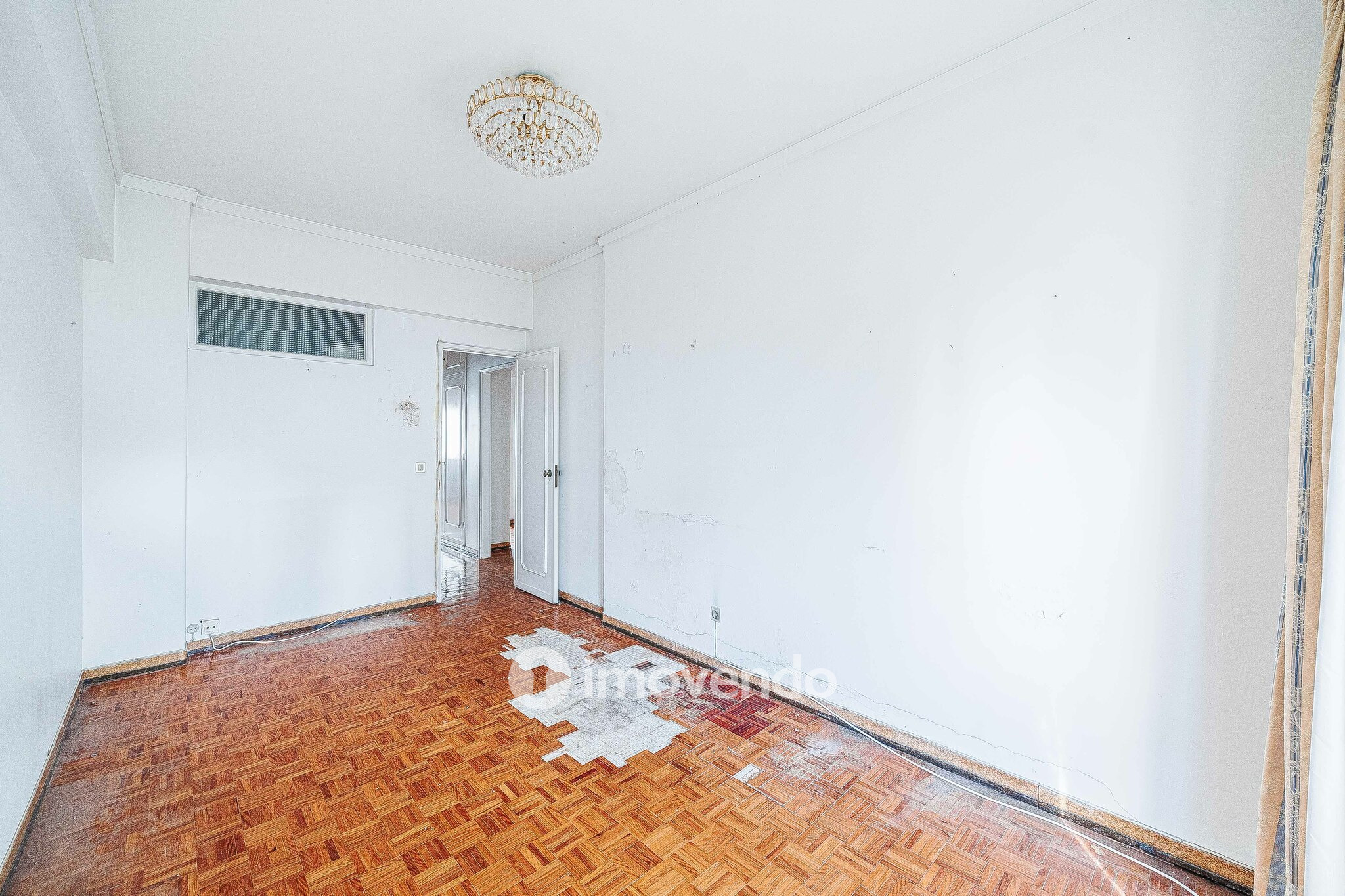 Apartamento T3 com áreas amplas, para renovação, em Benfica