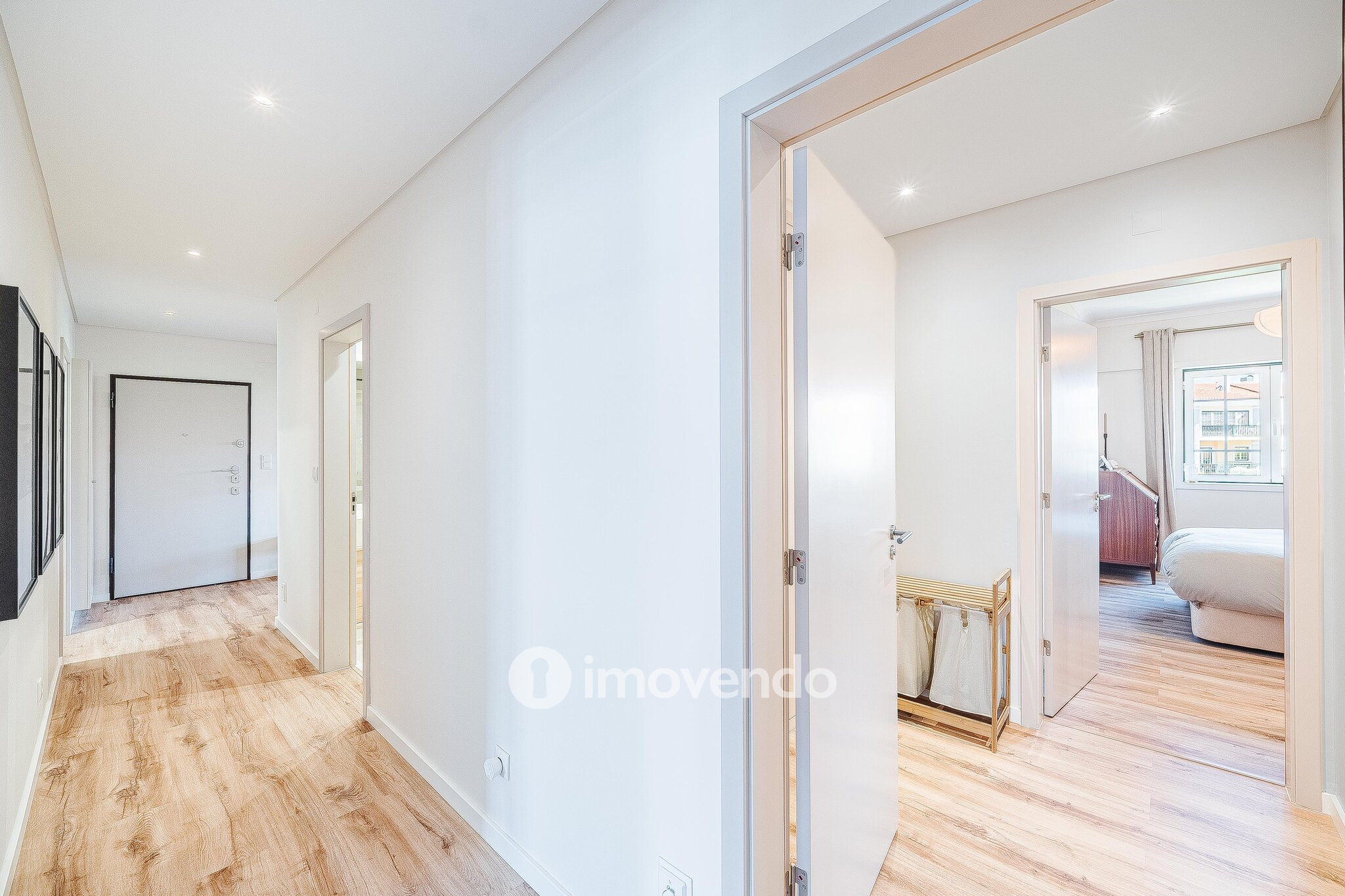Apartamento T3 com garagem, em condomínio com piscina, em Bicesse