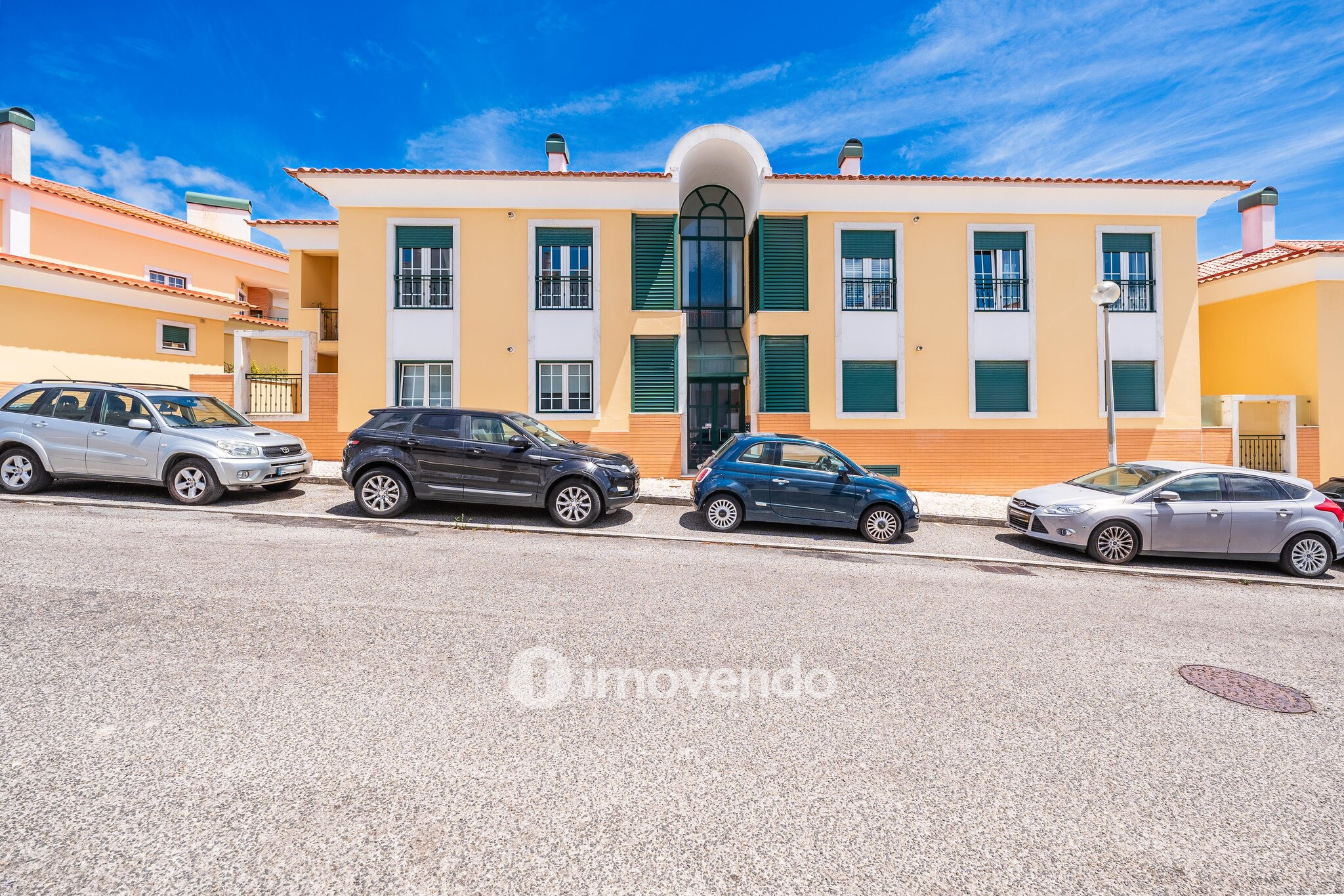 Apartamento T3 com garagem, em condomínio com piscina, em Bicesse