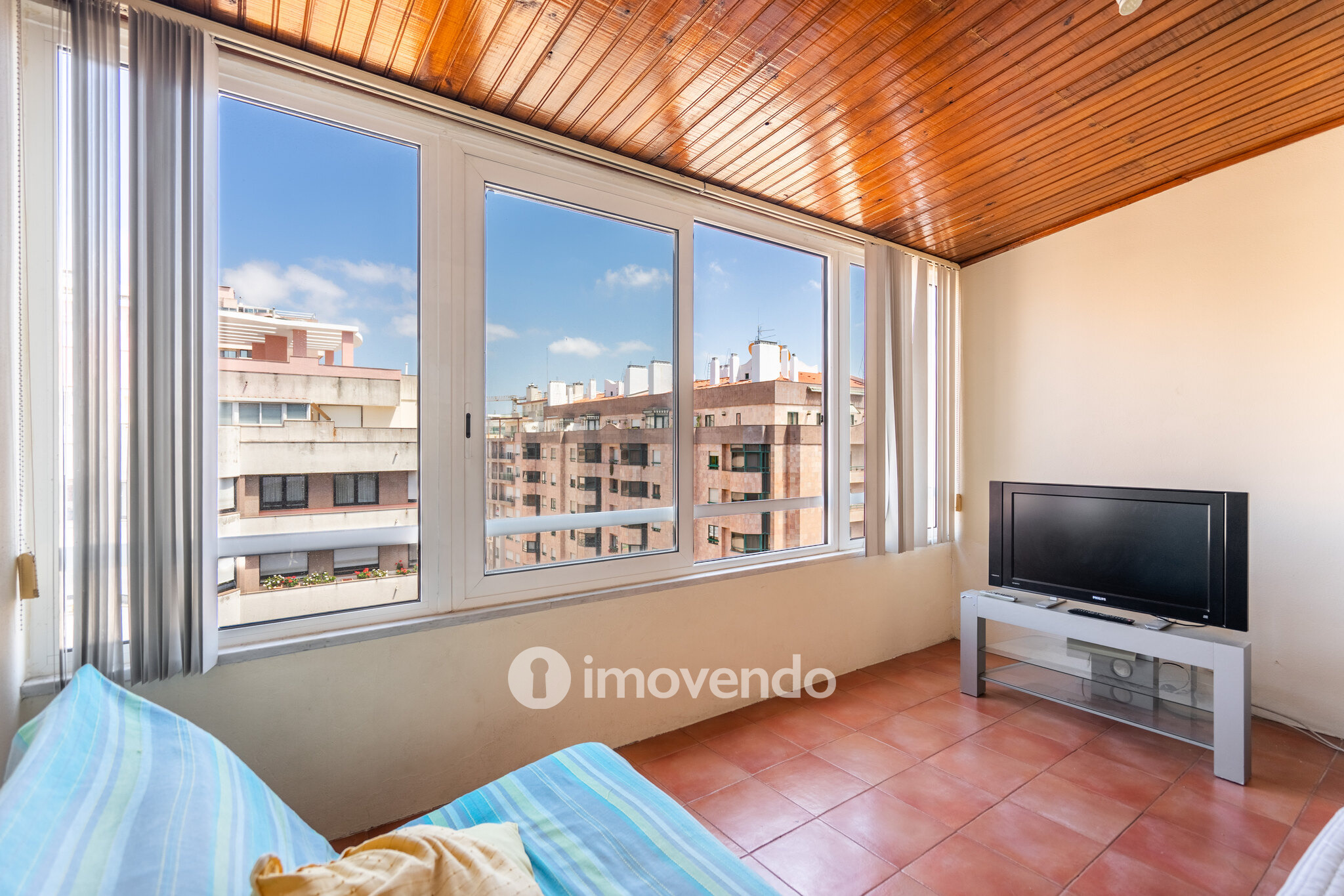 Apartamento T3, com arrecadação e boas áreas, na Estrada da Luz