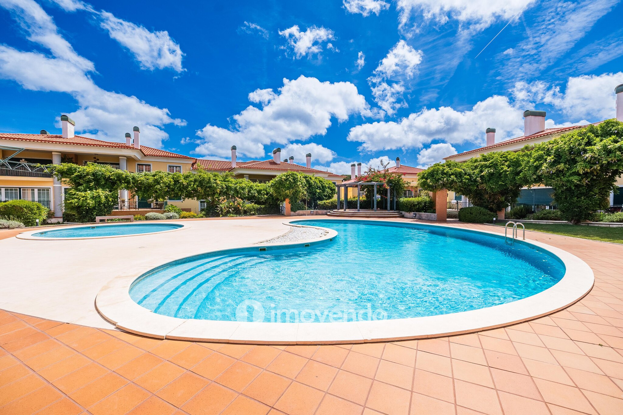 Apartamento T3 com garagem, em condomínio com piscina, em Bicesse