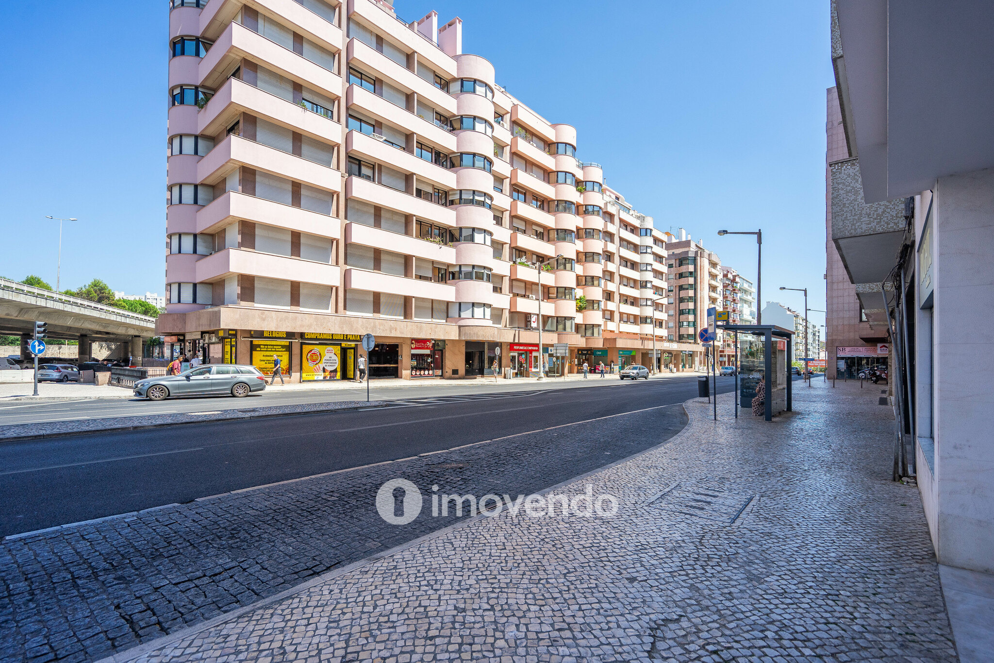 Apartamento T3, com arrecadação e boas áreas, na Estrada da Luz