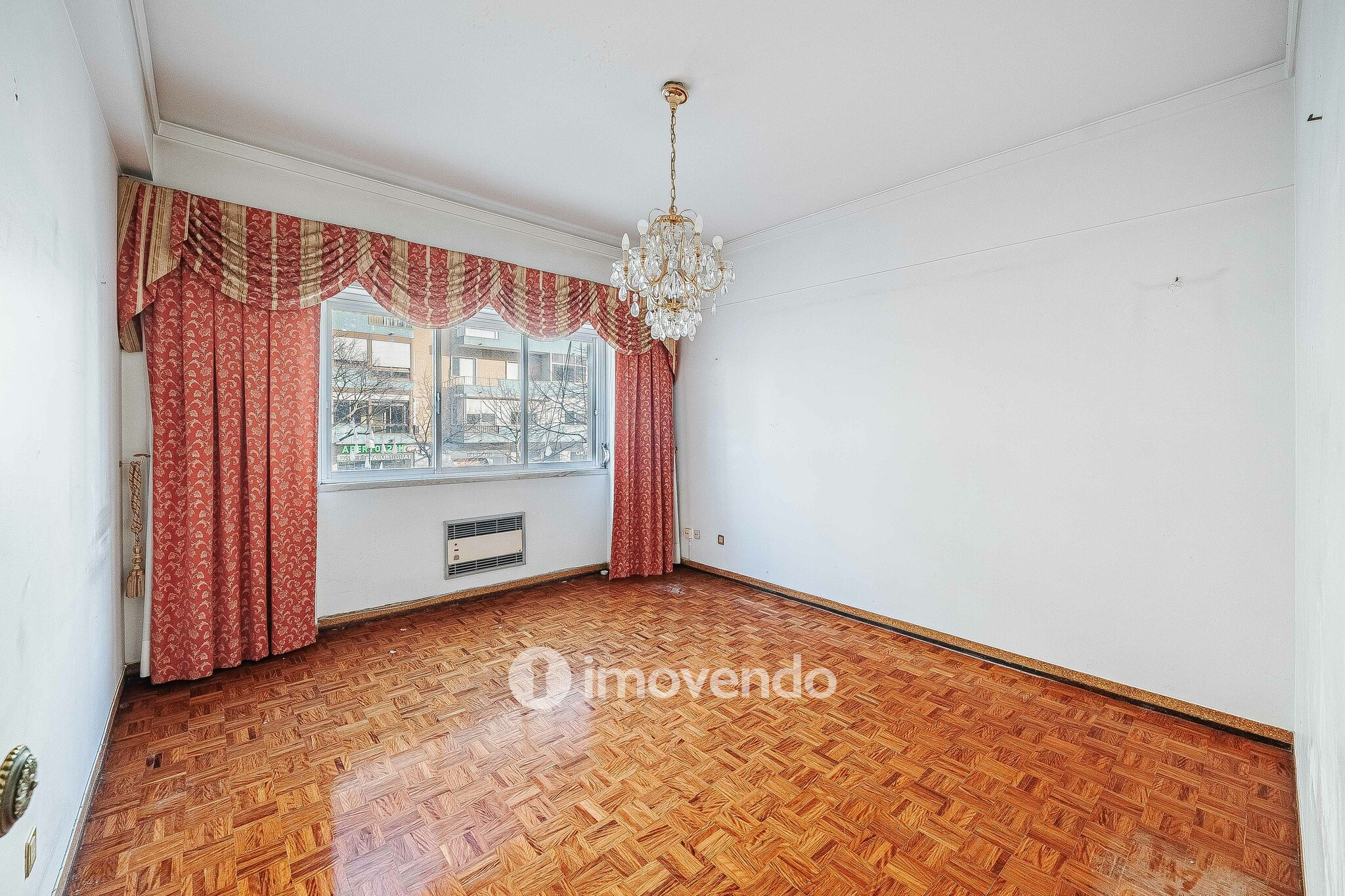 Apartamento T3 com áreas amplas, para renovação, em Benfica