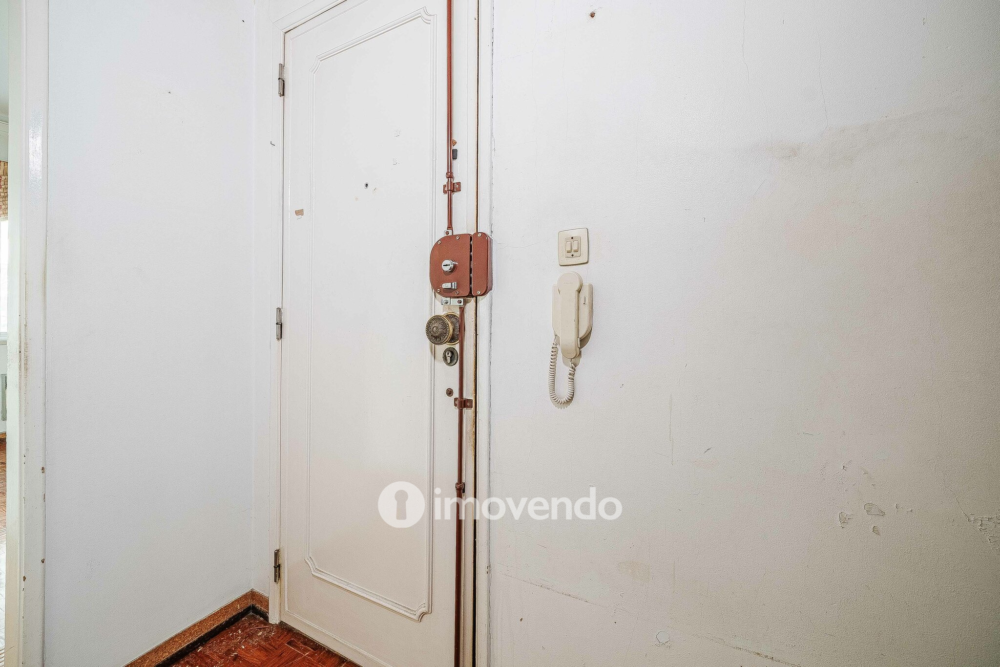 Apartamento T3 com áreas amplas, para renovação, em Benfica