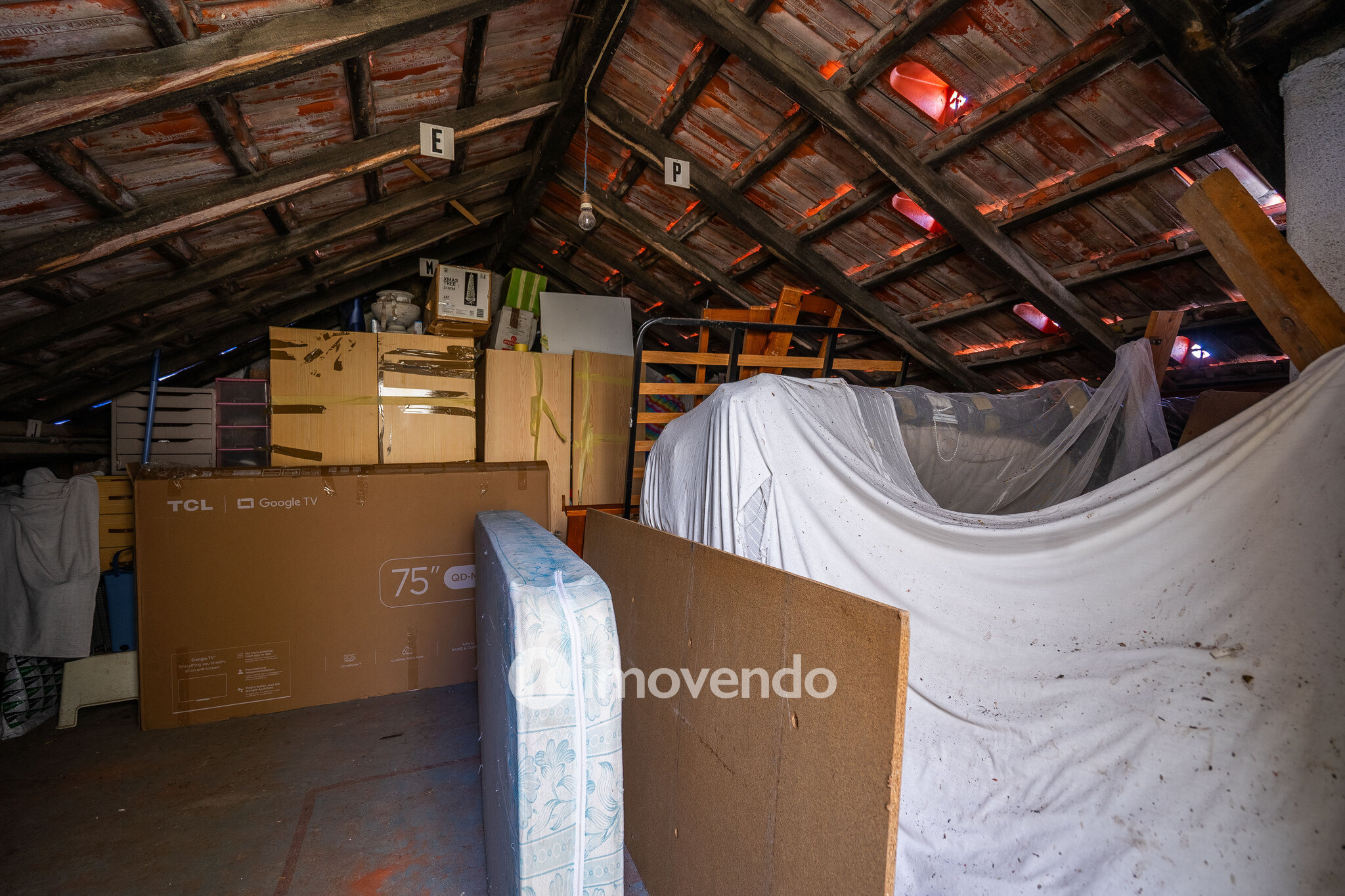 Apartamento T3, com arrecadação e boas áreas, na Estrada da Luz