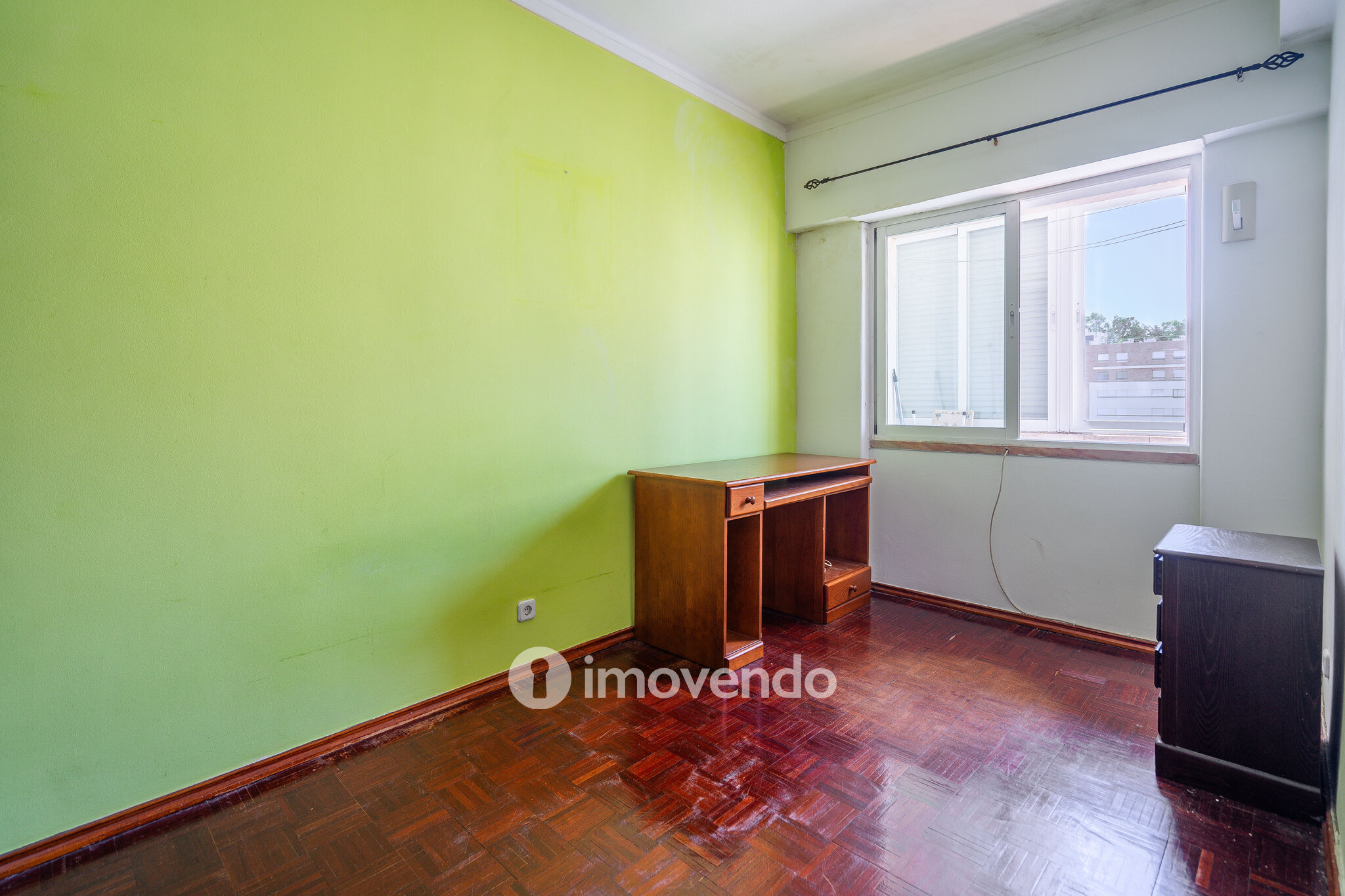Apartamento T3, com arrecadação e boas áreas, na Estrada da Luz