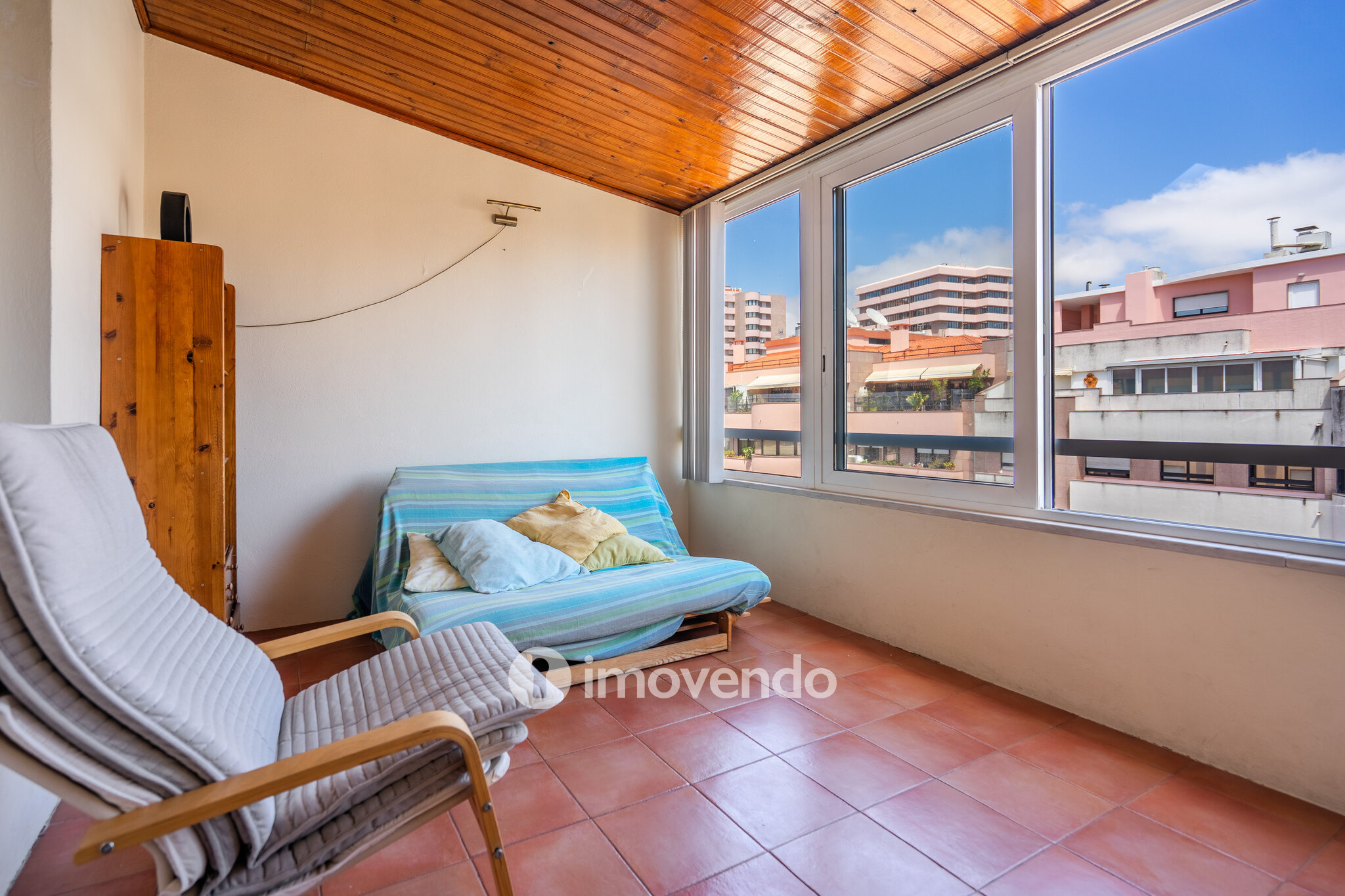 Apartamento T3, com arrecadação e boas áreas, na Estrada da Luz