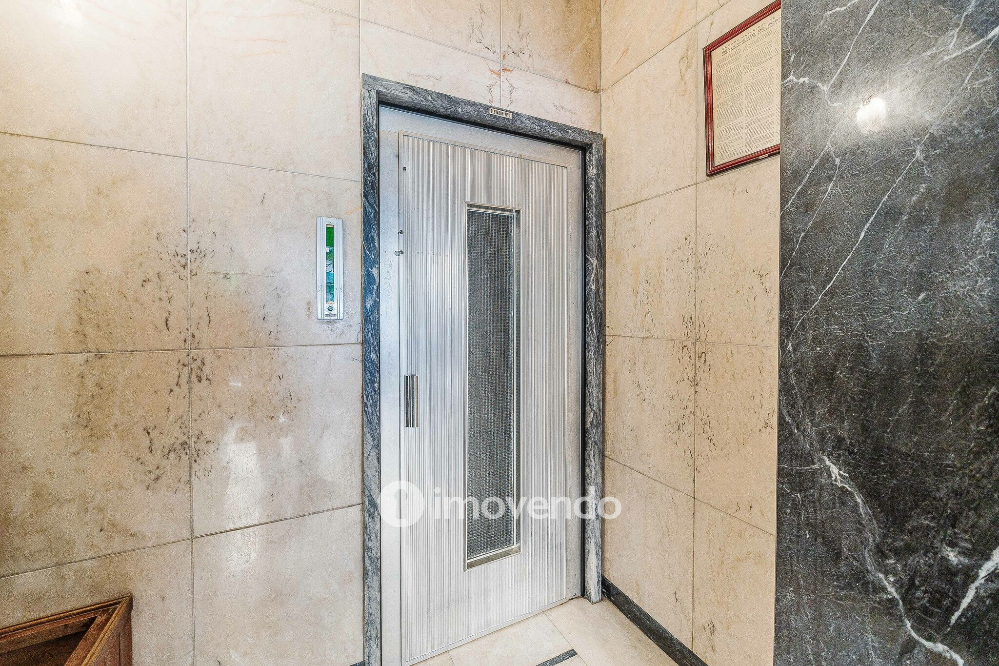 Apartamento T3 com áreas amplas, para renovação, em Benfica