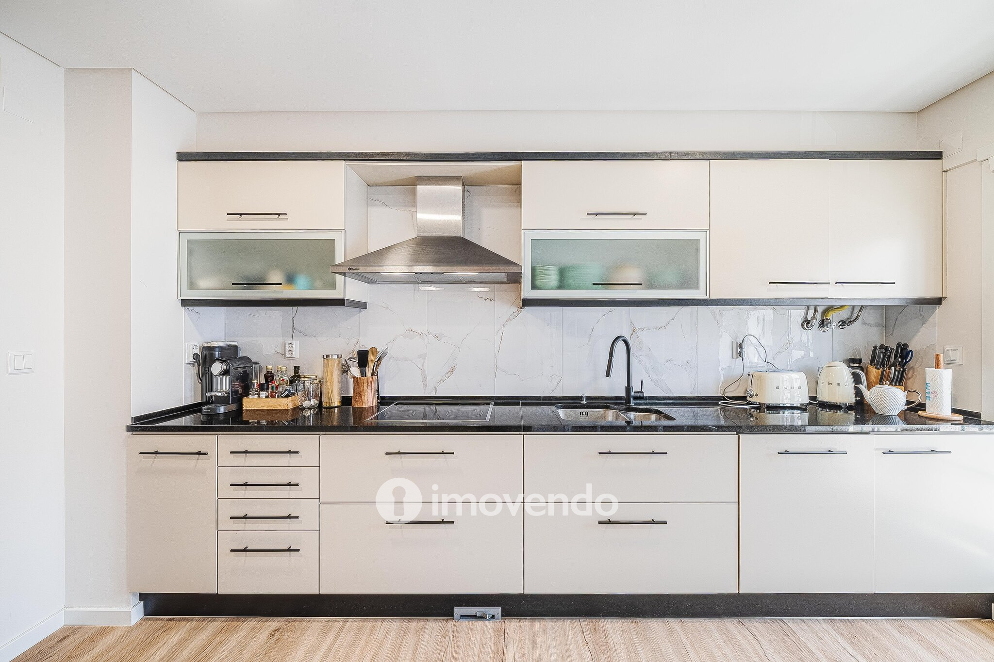 Apartamento T3 com garagem, em condomínio com piscina, em Bicesse