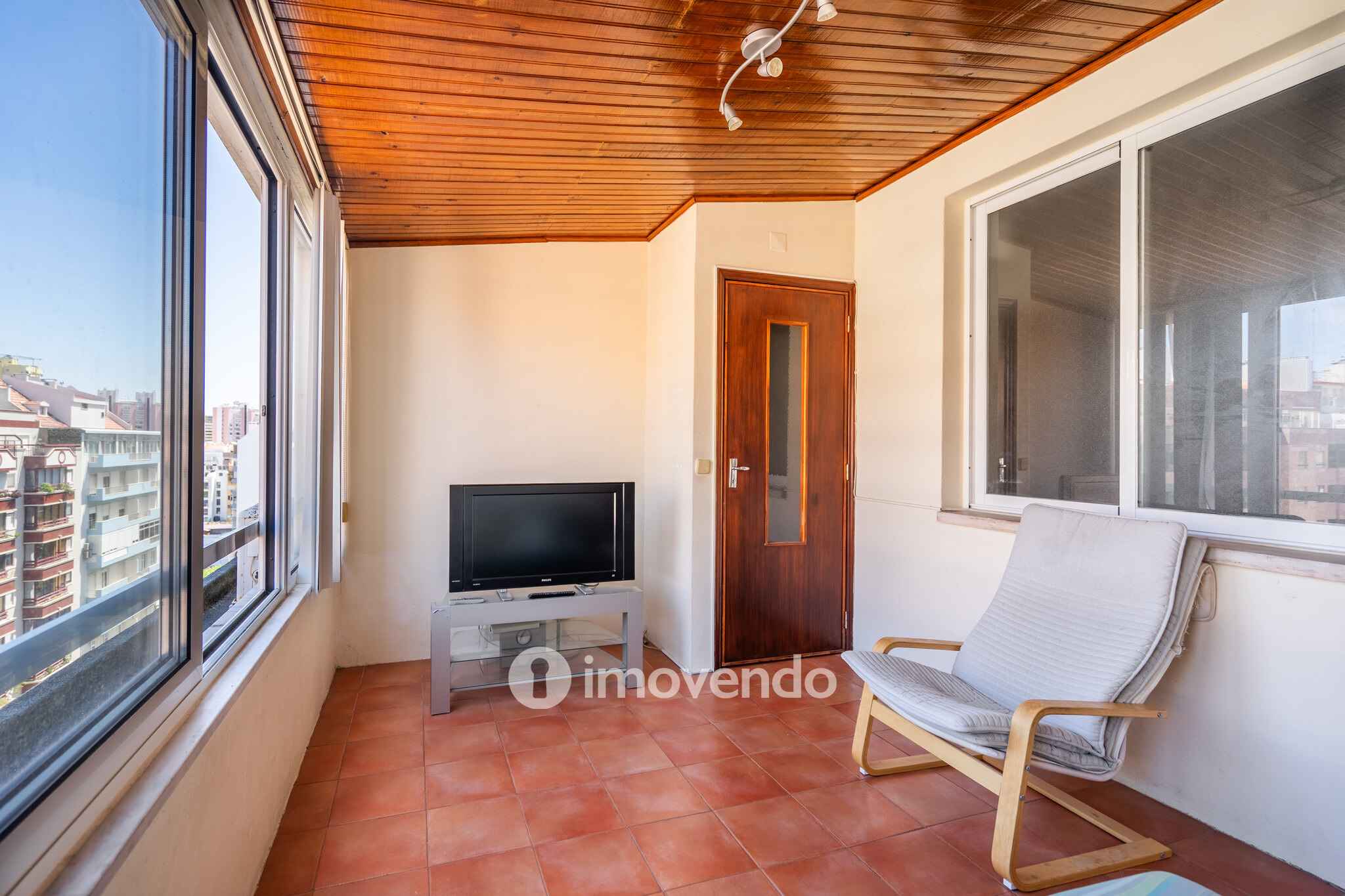Apartamento T3, com arrecadação e boas áreas, na Estrada da Luz