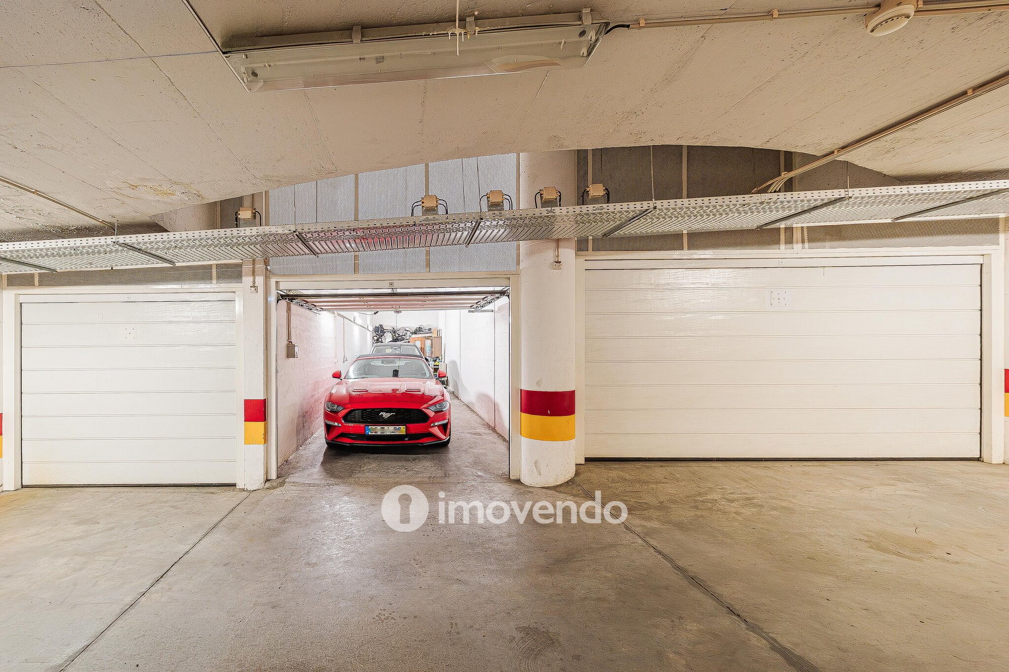 Apartamento T3 com garagem, em condomínio com piscina, em Bicesse