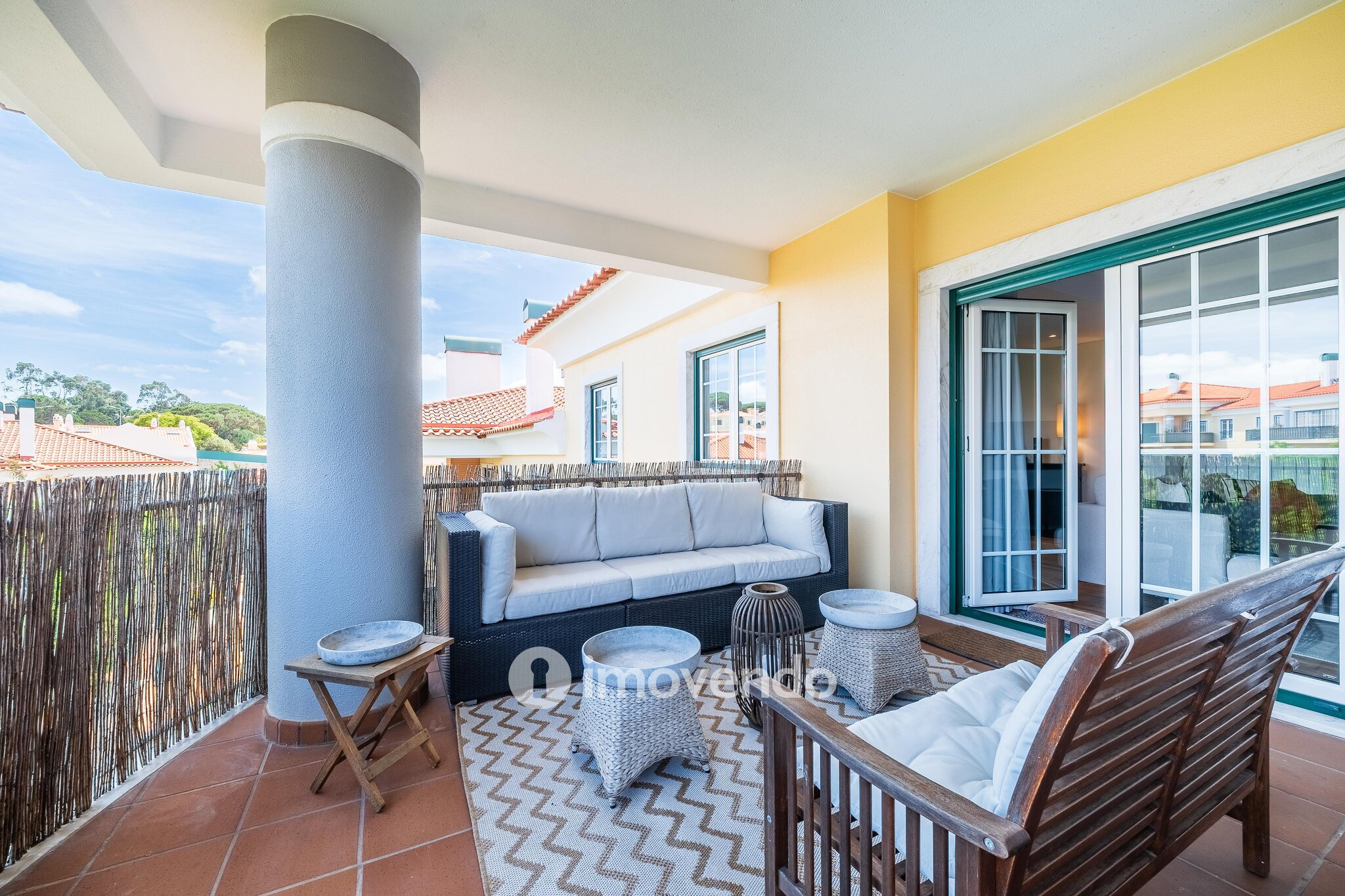 Apartamento T3 com garagem, em condomínio com piscina, em Bicesse