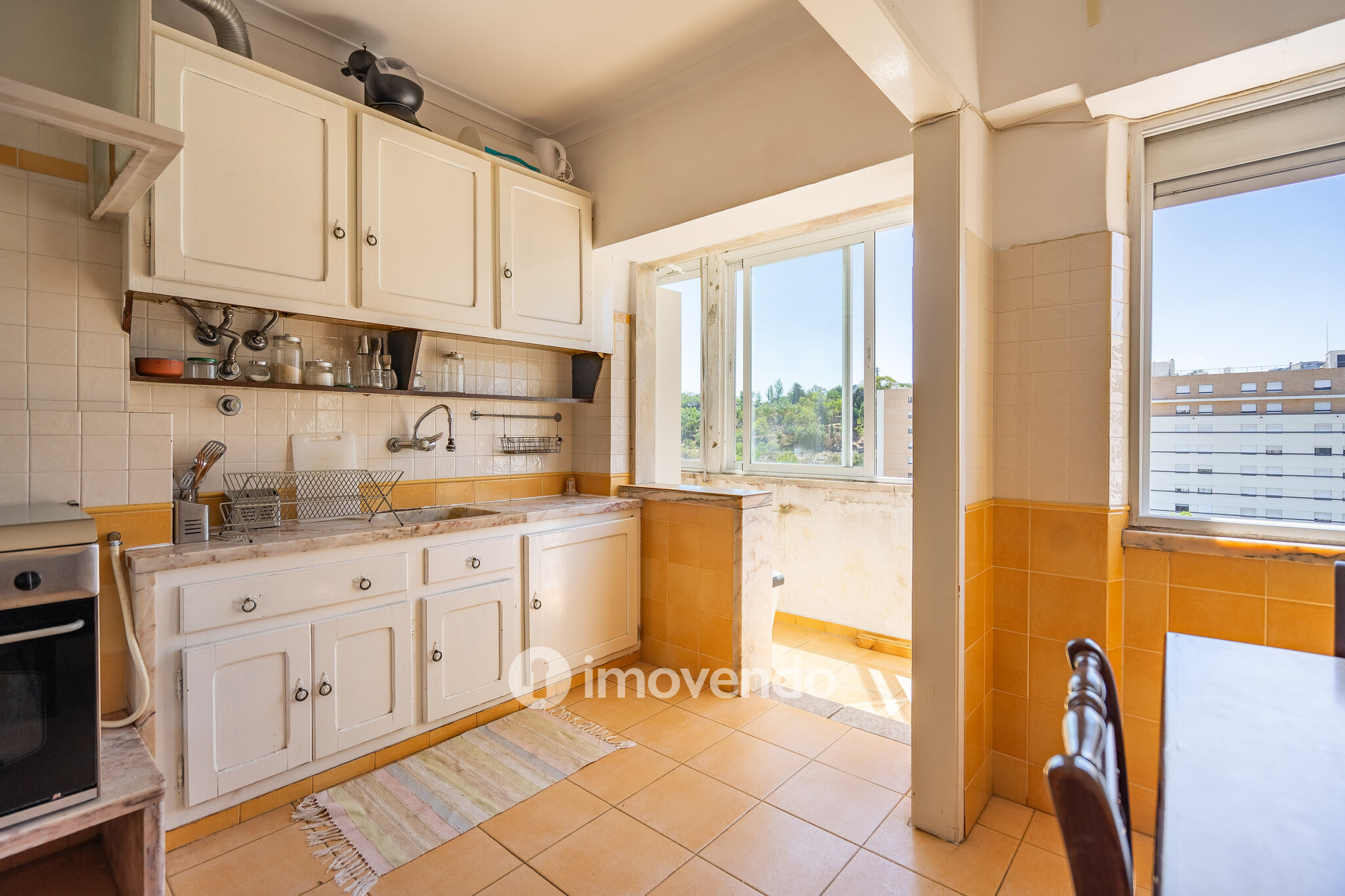 Apartamento T3, com arrecadação e boas áreas, na Estrada da Luz