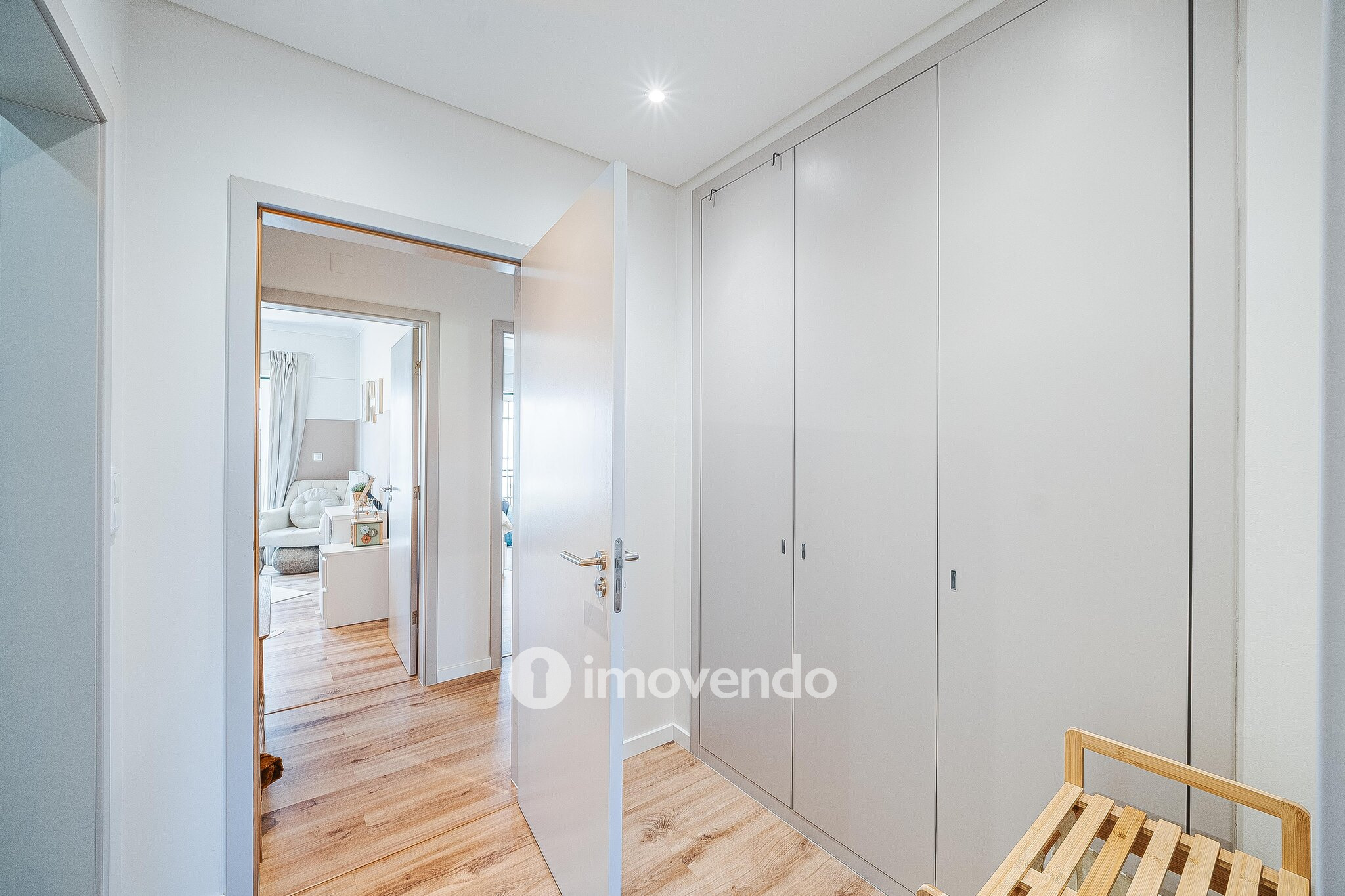 Apartamento T3 com garagem, em condomínio com piscina, em Bicesse