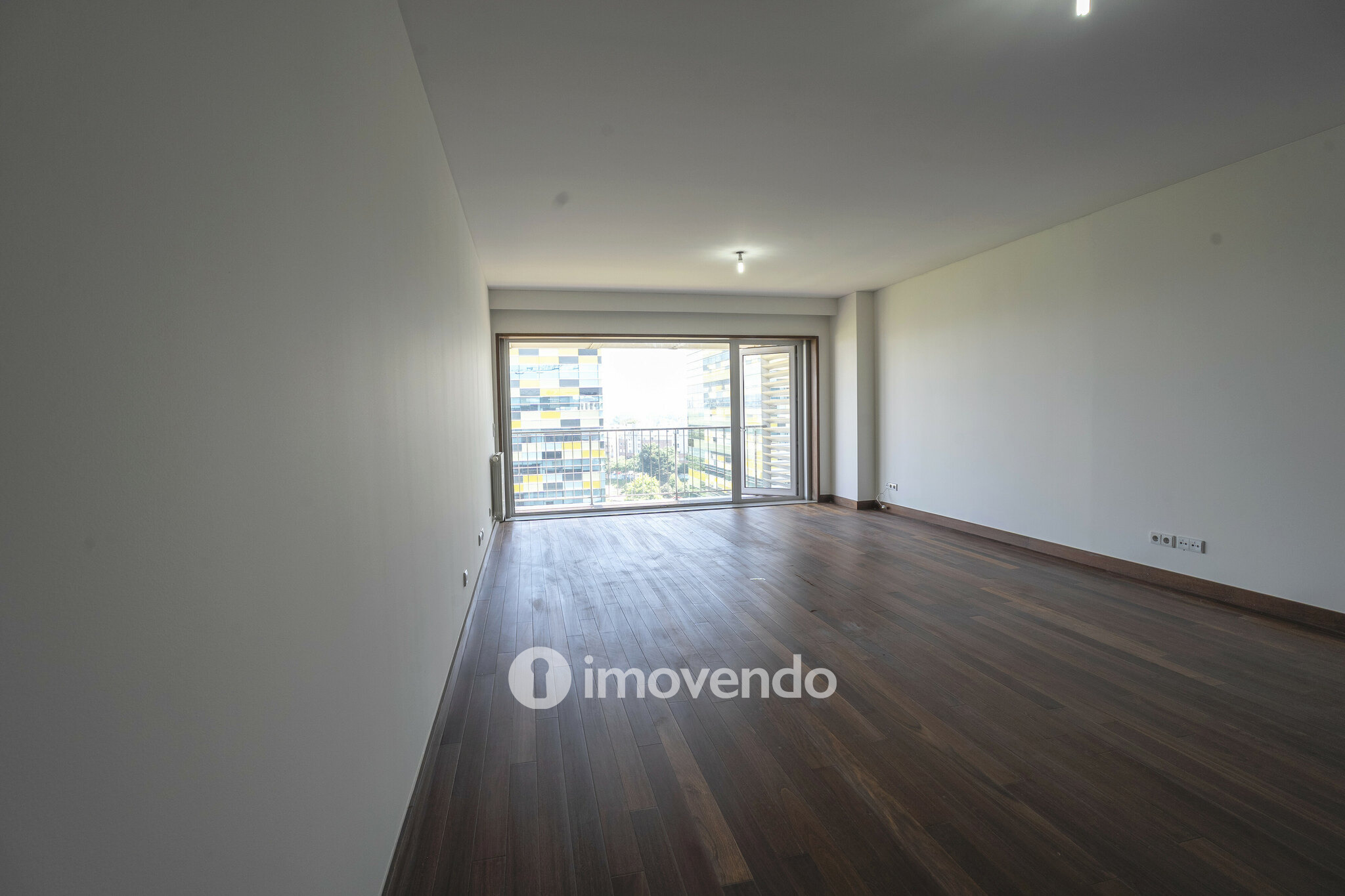 Apartamento T4, com vista rio e estacionamento, em Vila Nova de Gaia