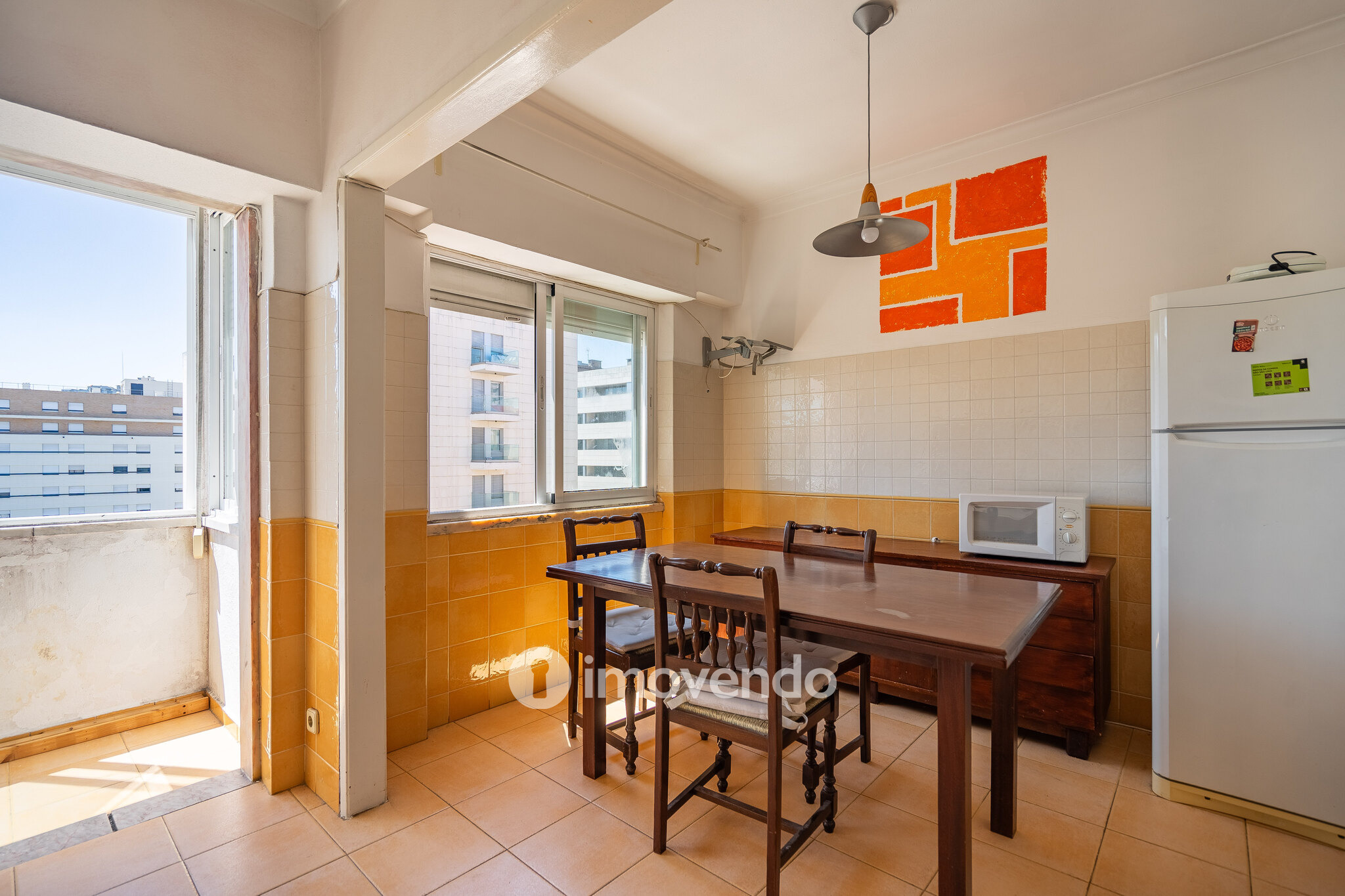 Apartamento T3, com arrecadação e boas áreas, na Estrada da Luz