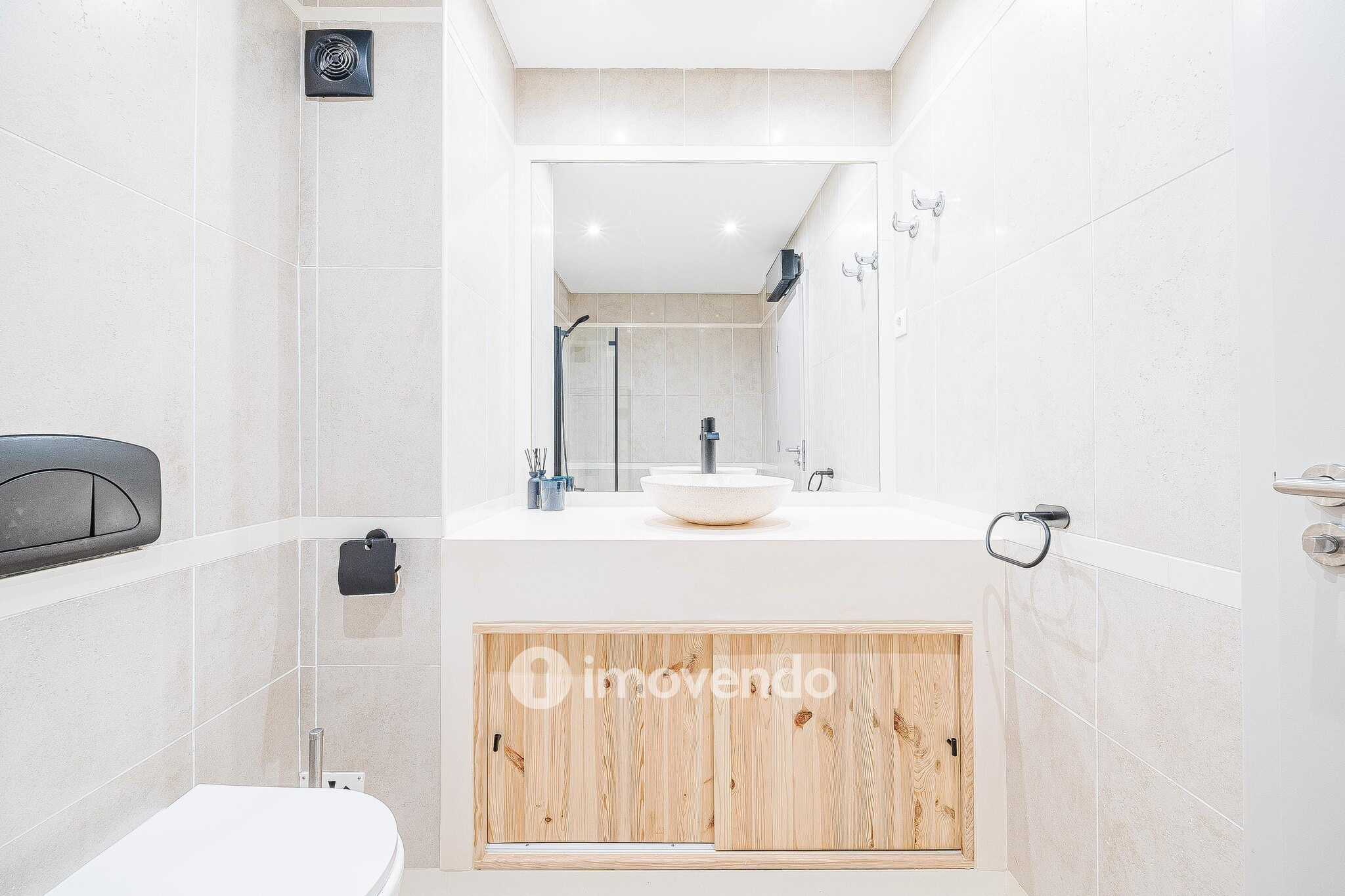 Apartamento T3 com garagem, em condomínio com piscina, em Bicesse