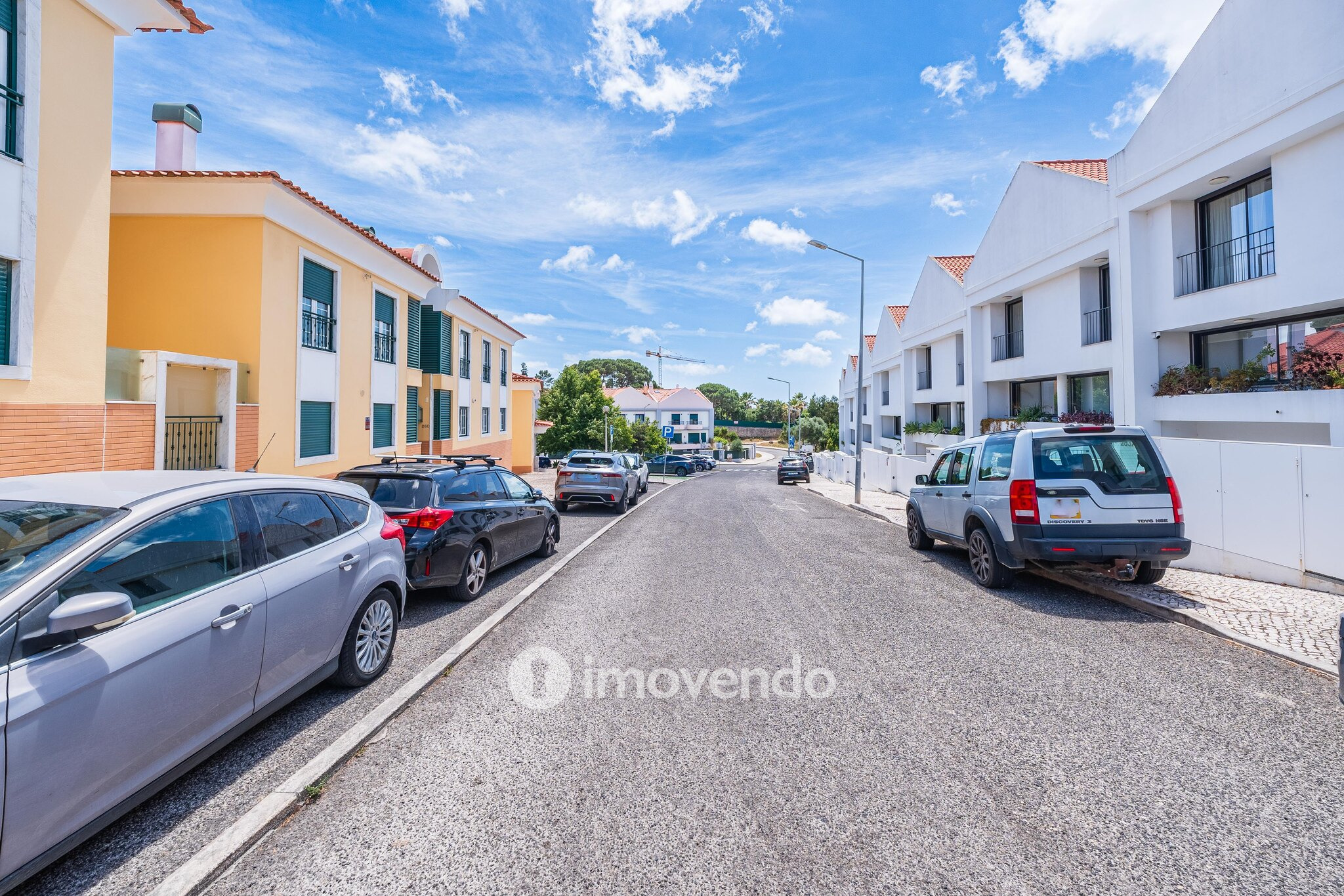 Apartamento T3 com garagem, em condomínio com piscina, em Bicesse