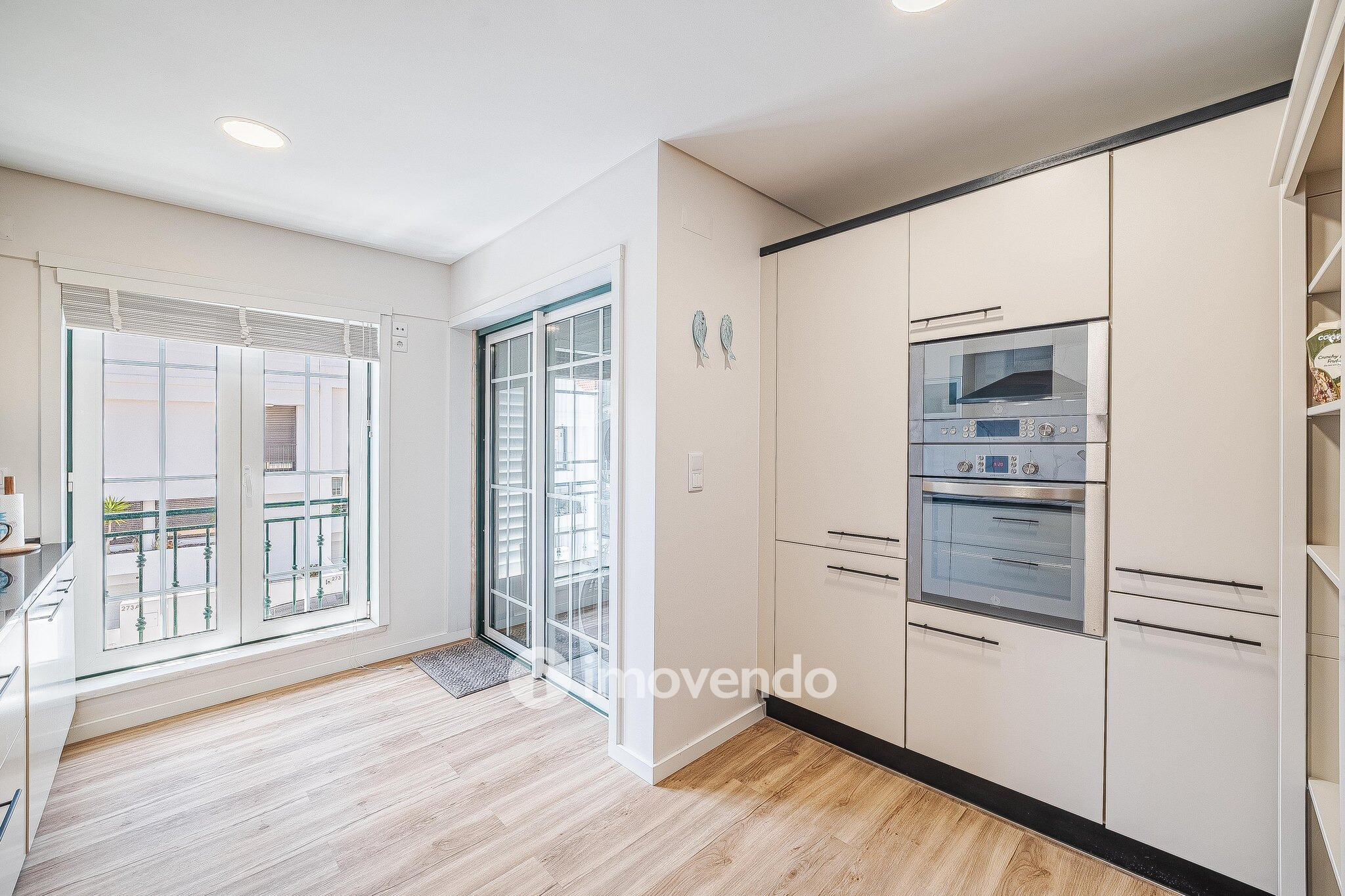 Apartamento T3 com garagem, em condomínio com piscina, em Bicesse
