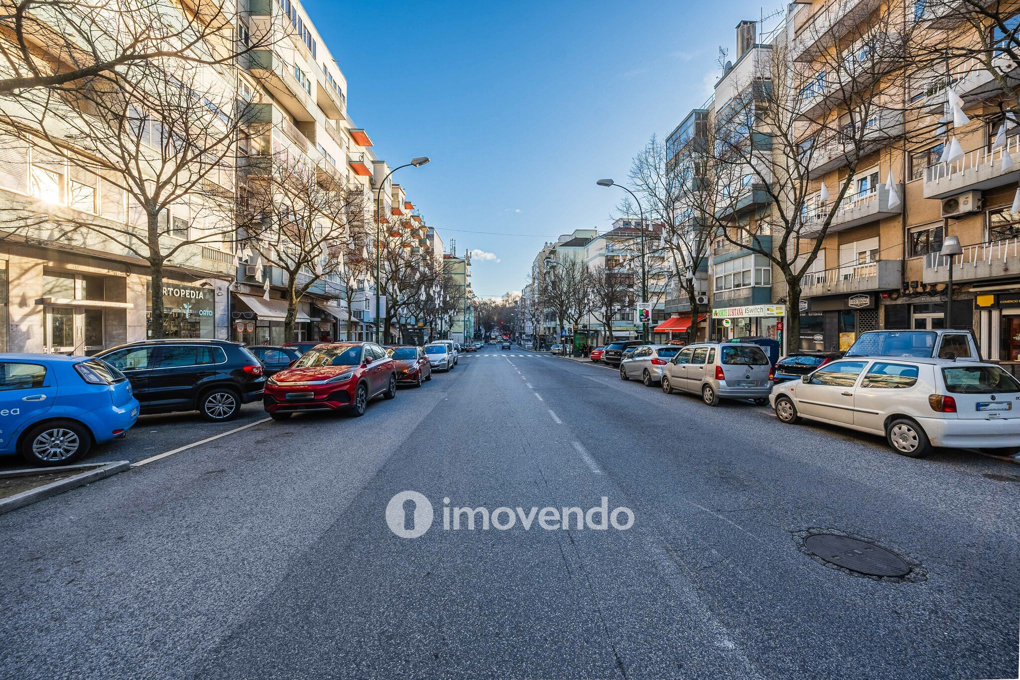 Apartamento T3 com áreas amplas, para renovação, em Benfica