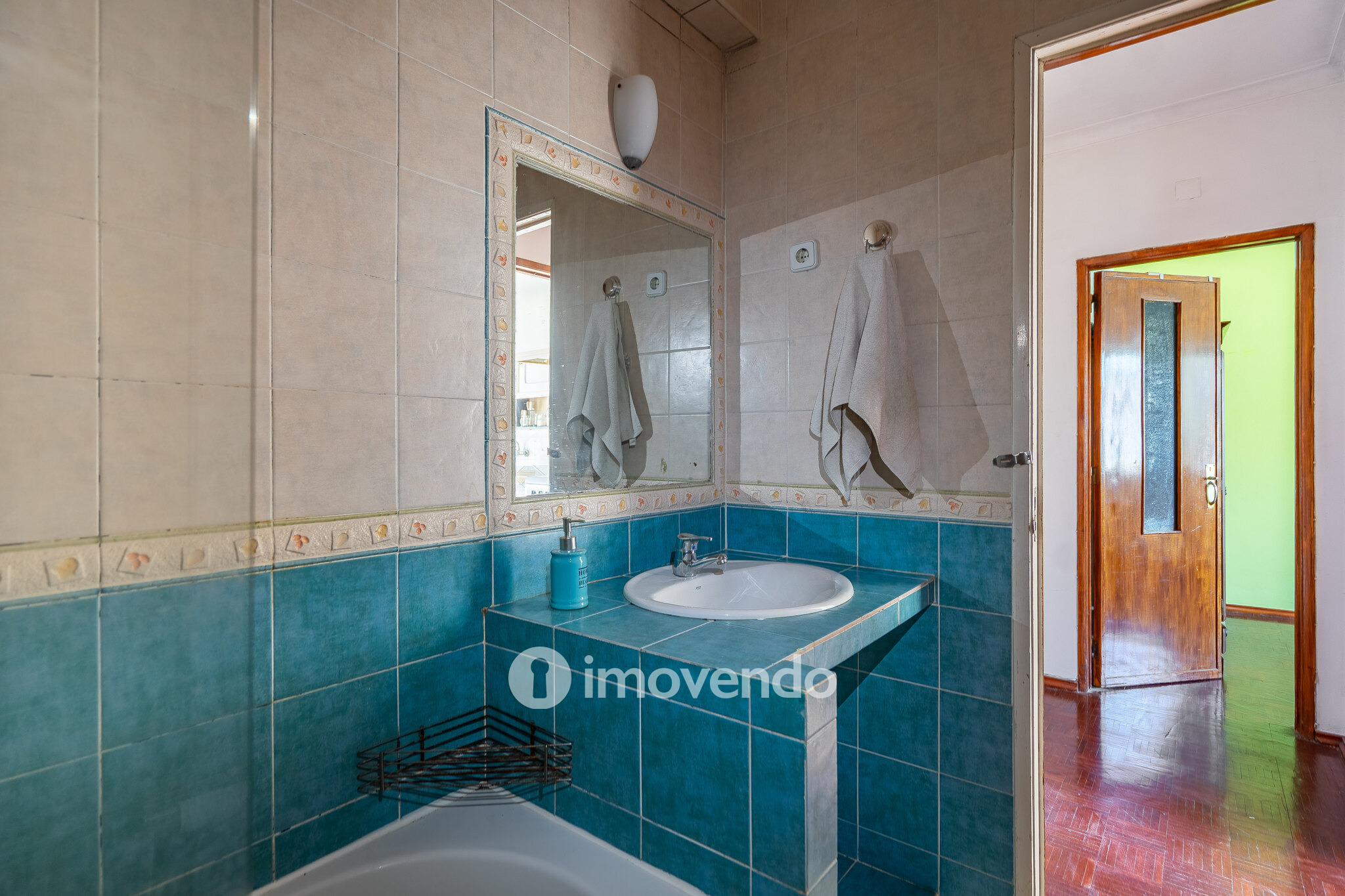 Apartamento T3, com arrecadação e boas áreas, na Estrada da Luz