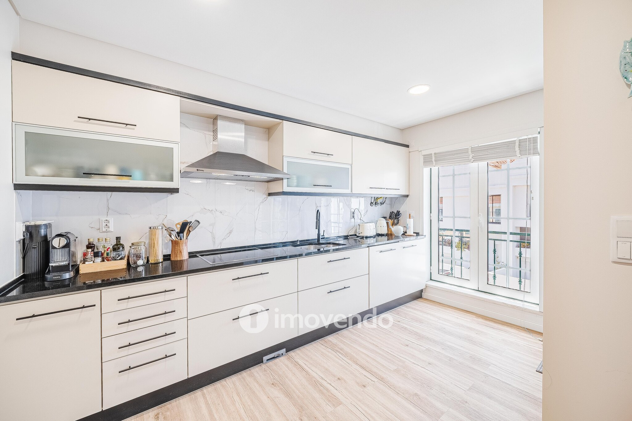 Apartamento T3 com garagem, em condomínio com piscina, em Bicesse