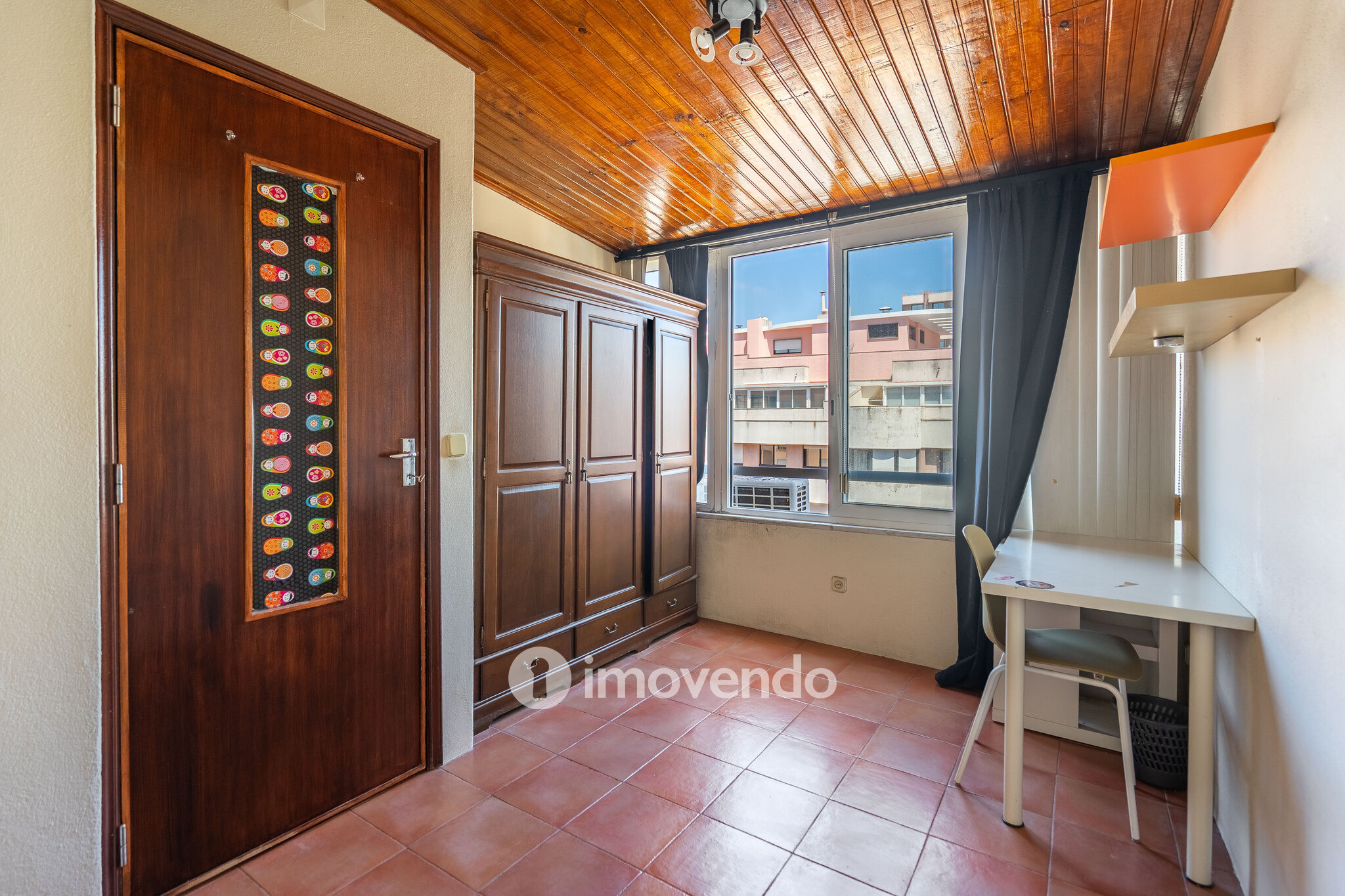 Apartamento T3, com arrecadação e boas áreas, na Estrada da Luz