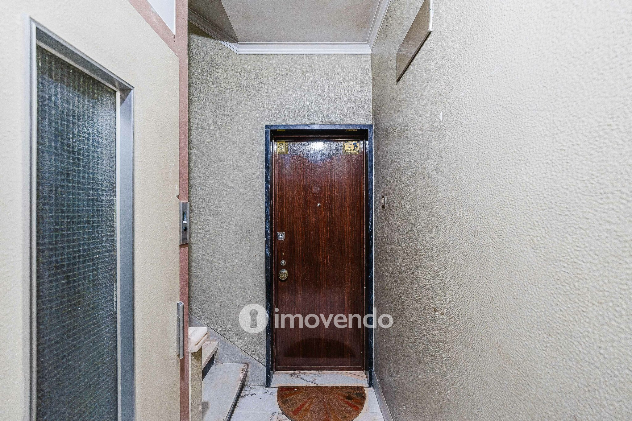 Apartamento T3 com áreas amplas, para renovação, em Benfica