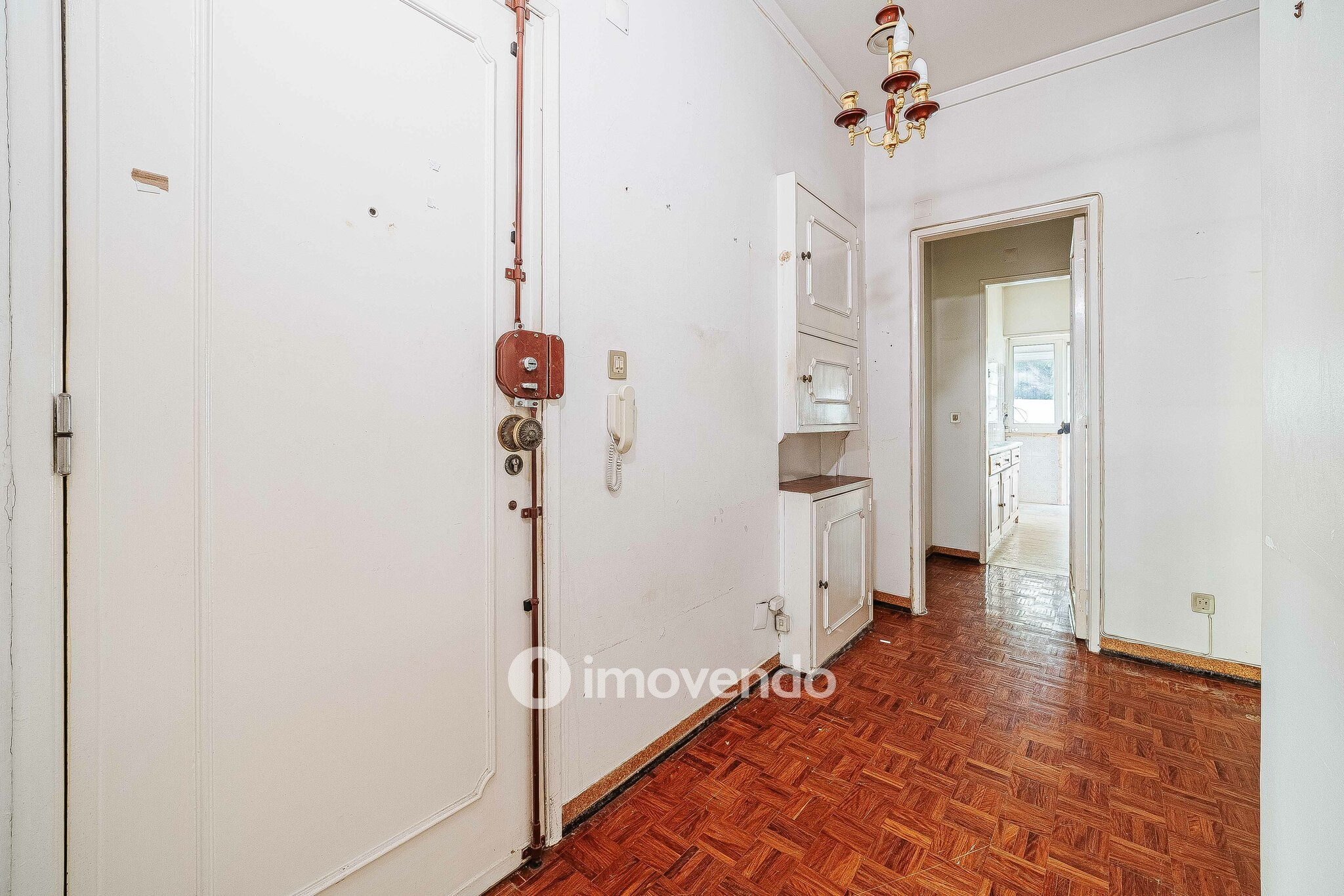 Apartamento T3 com áreas amplas, para renovação, em Benfica