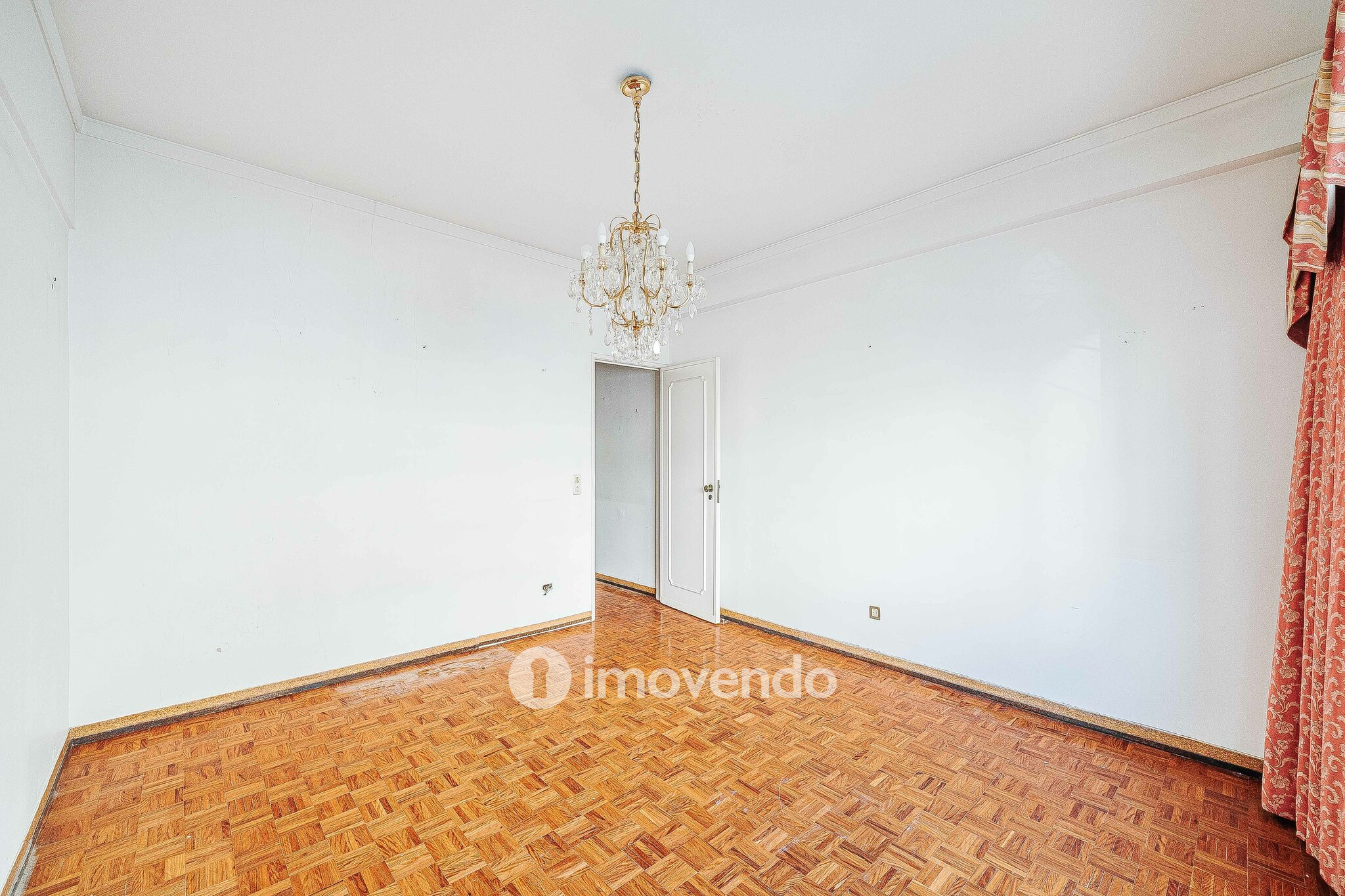 Apartamento T3 com áreas amplas, para renovação, em Benfica