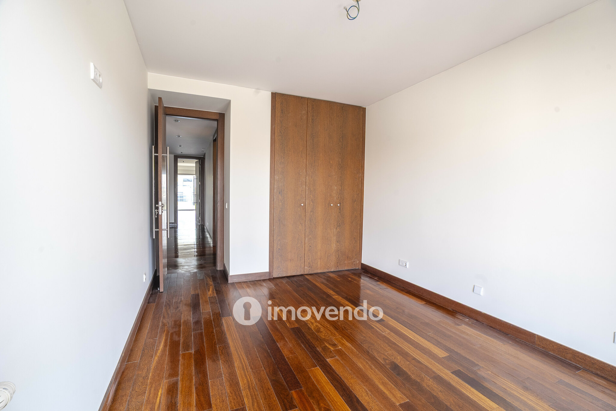 Apartamento T4, com vista rio e estacionamento, em Vila Nova de Gaia