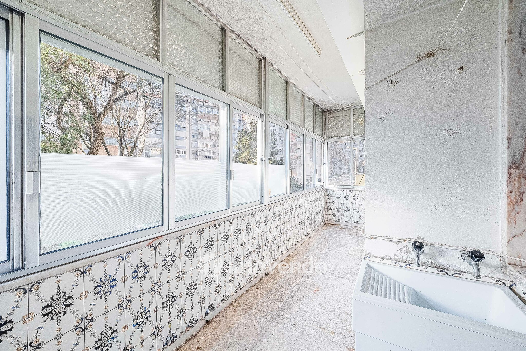 Apartamento T3 com áreas amplas, para renovação, em Benfica