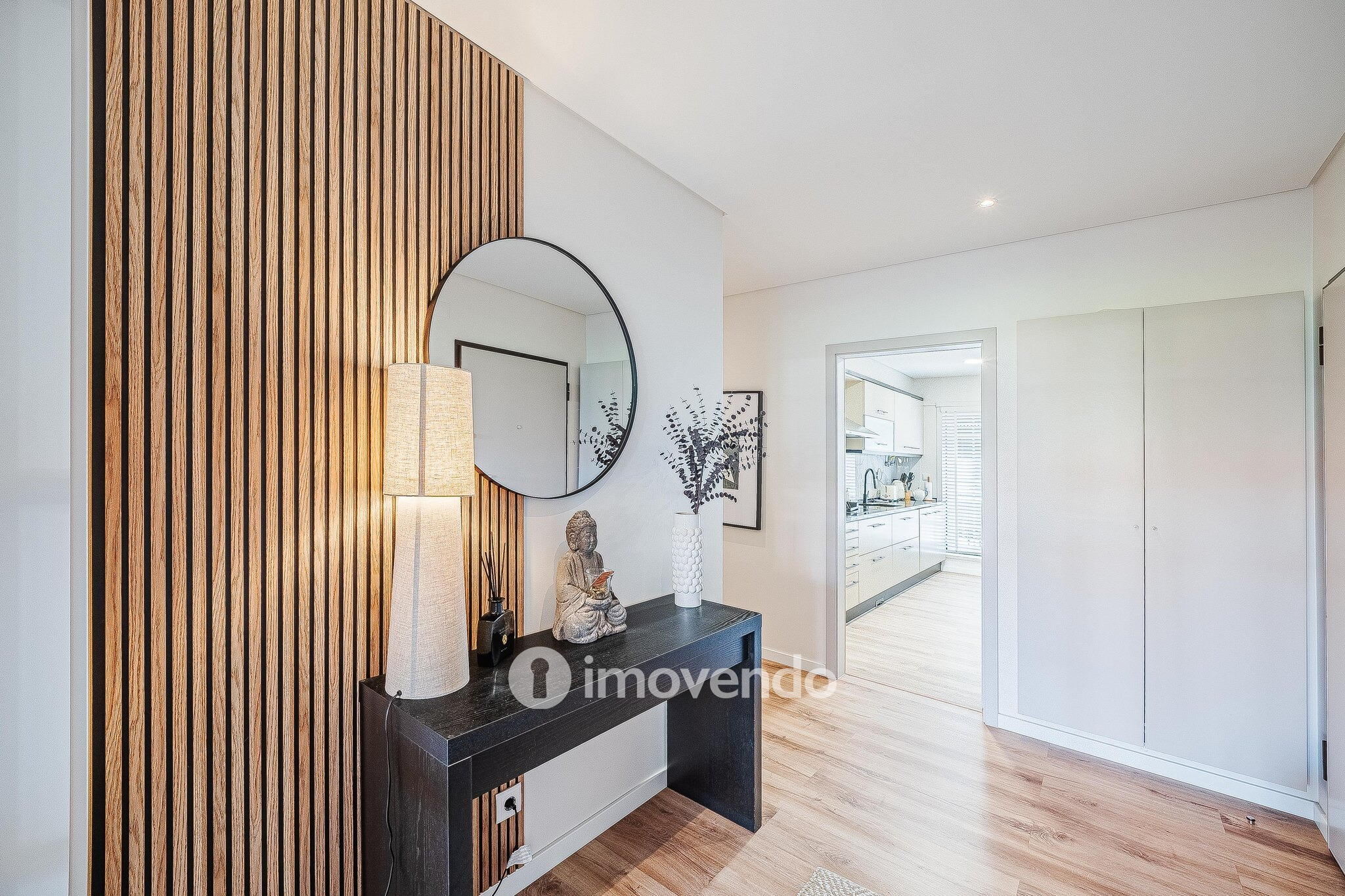 Apartamento T3 com garagem, em condomínio com piscina, em Bicesse