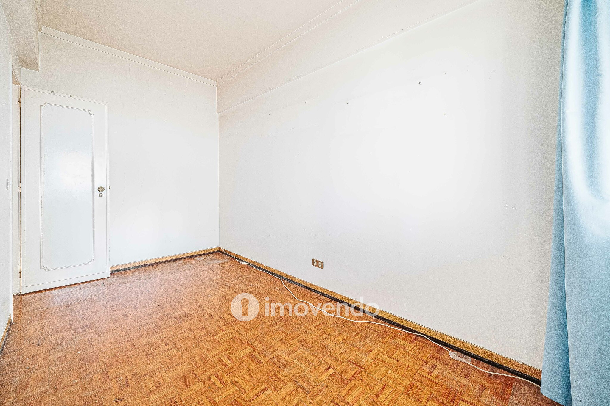 Apartamento T3 com áreas amplas, para renovação, em Benfica