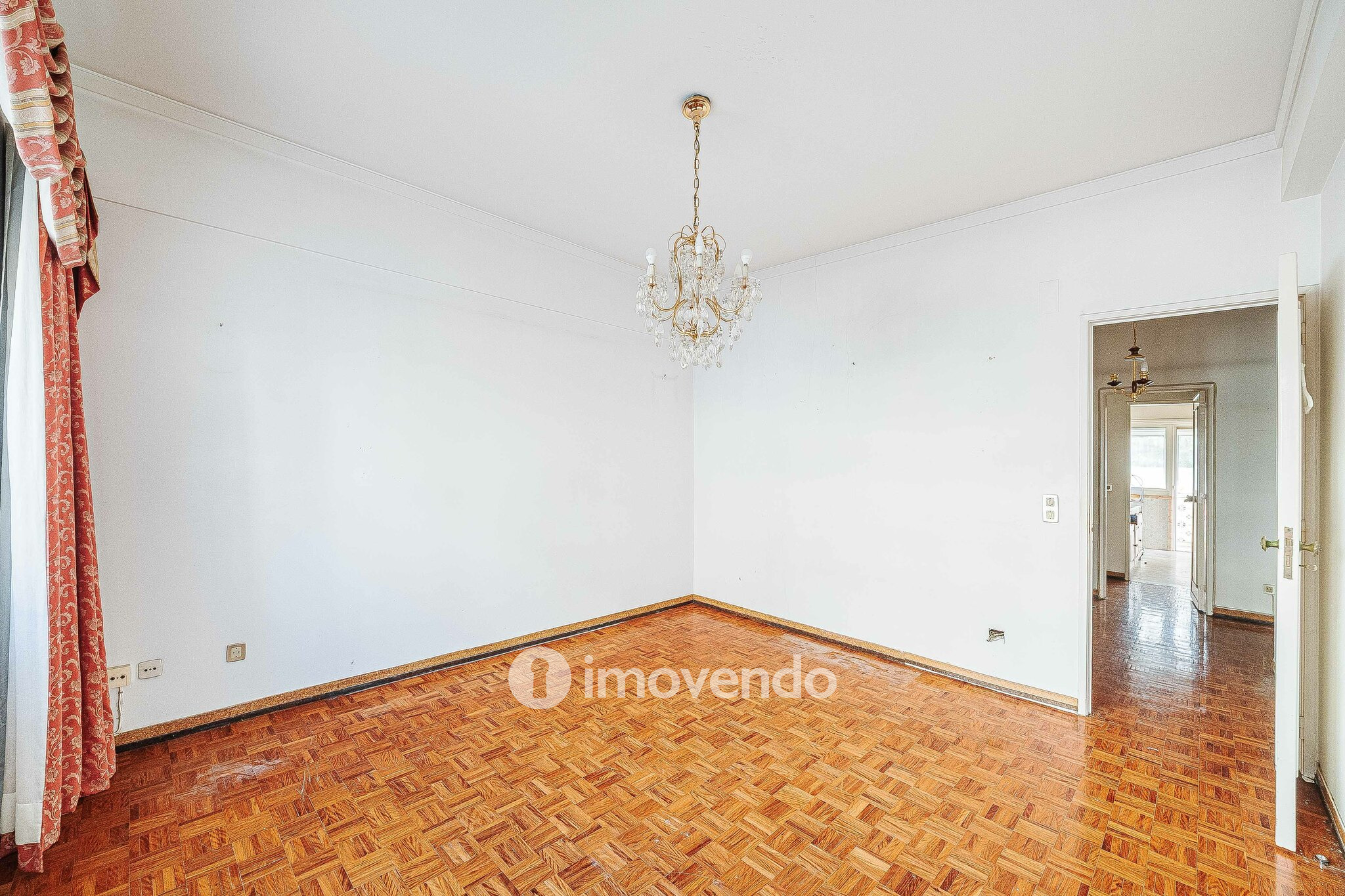 Apartamento T3 com áreas amplas, para renovação, em Benfica