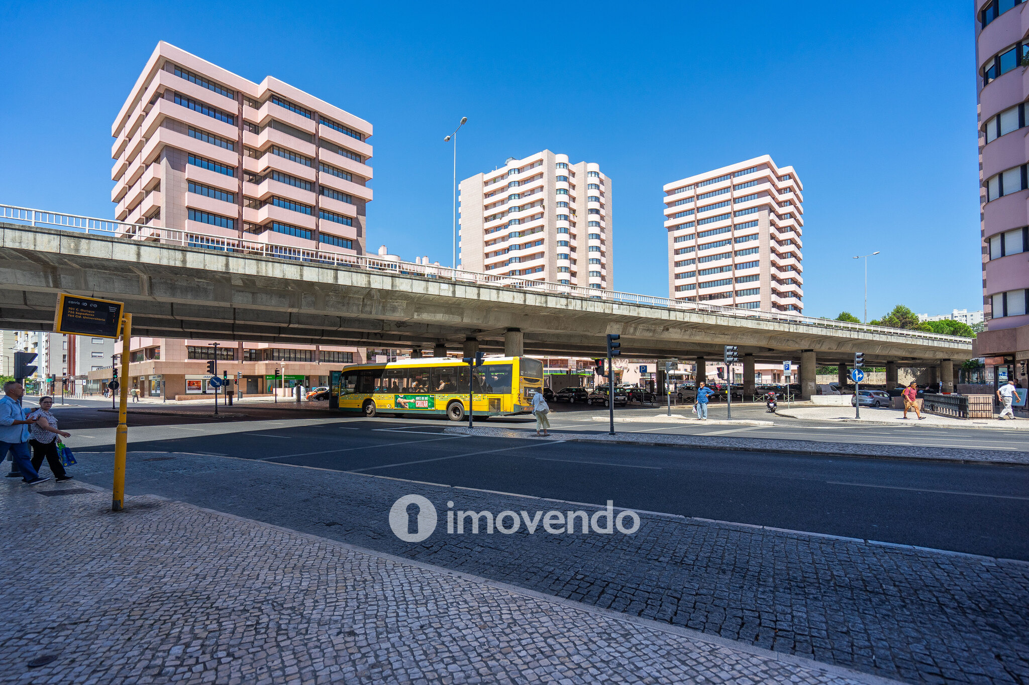 Apartamento T3, com arrecadação e boas áreas, na Estrada da Luz