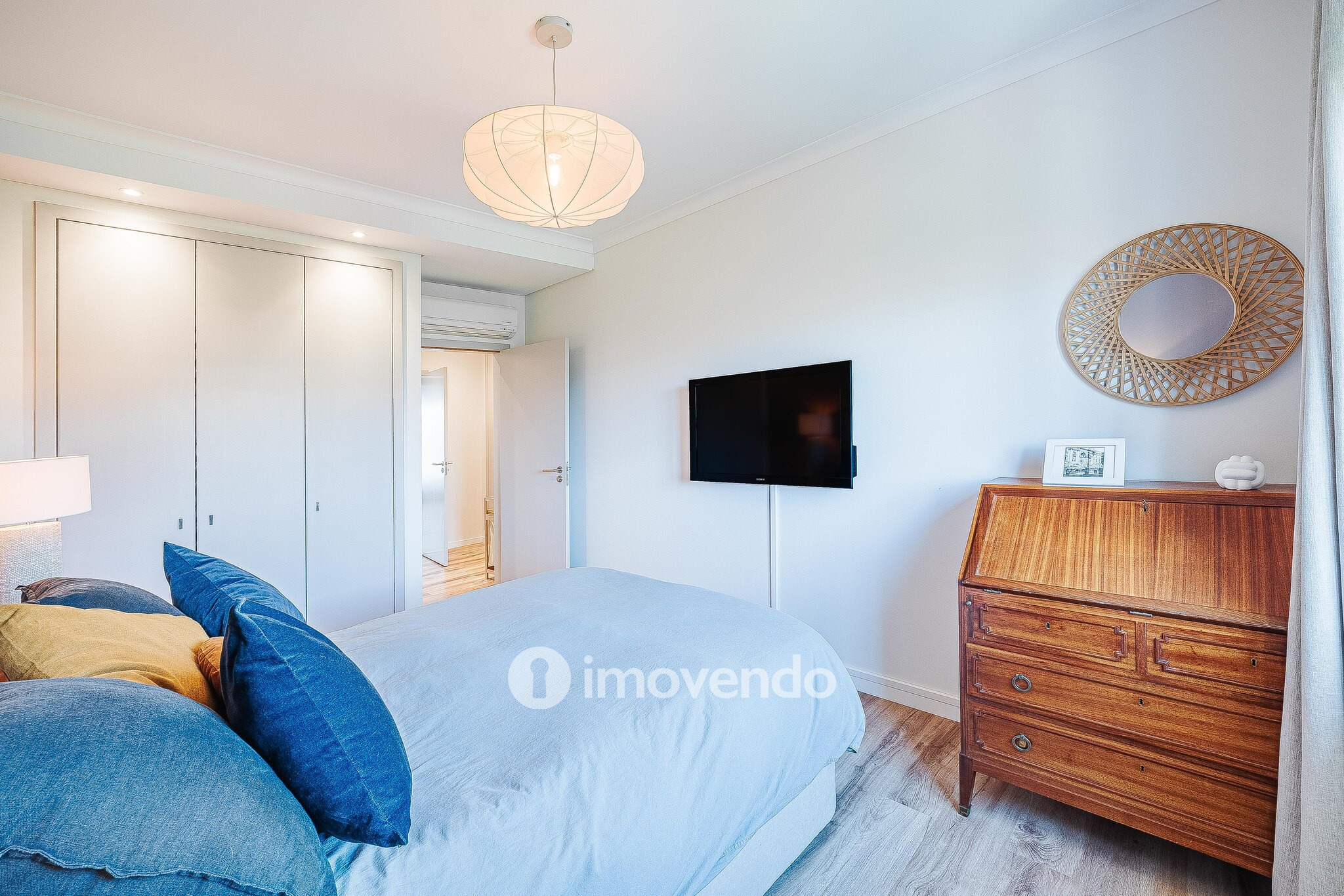 Apartamento T3 com garagem, em condomínio com piscina, em Bicesse