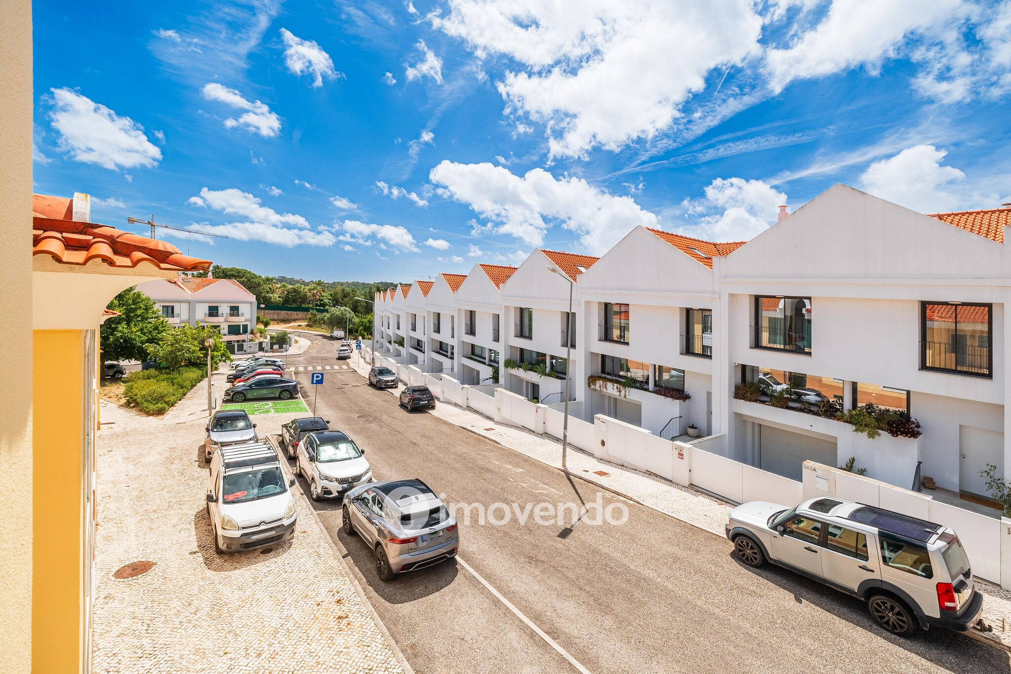 Apartamento T3 com garagem, em condomínio com piscina, em Bicesse