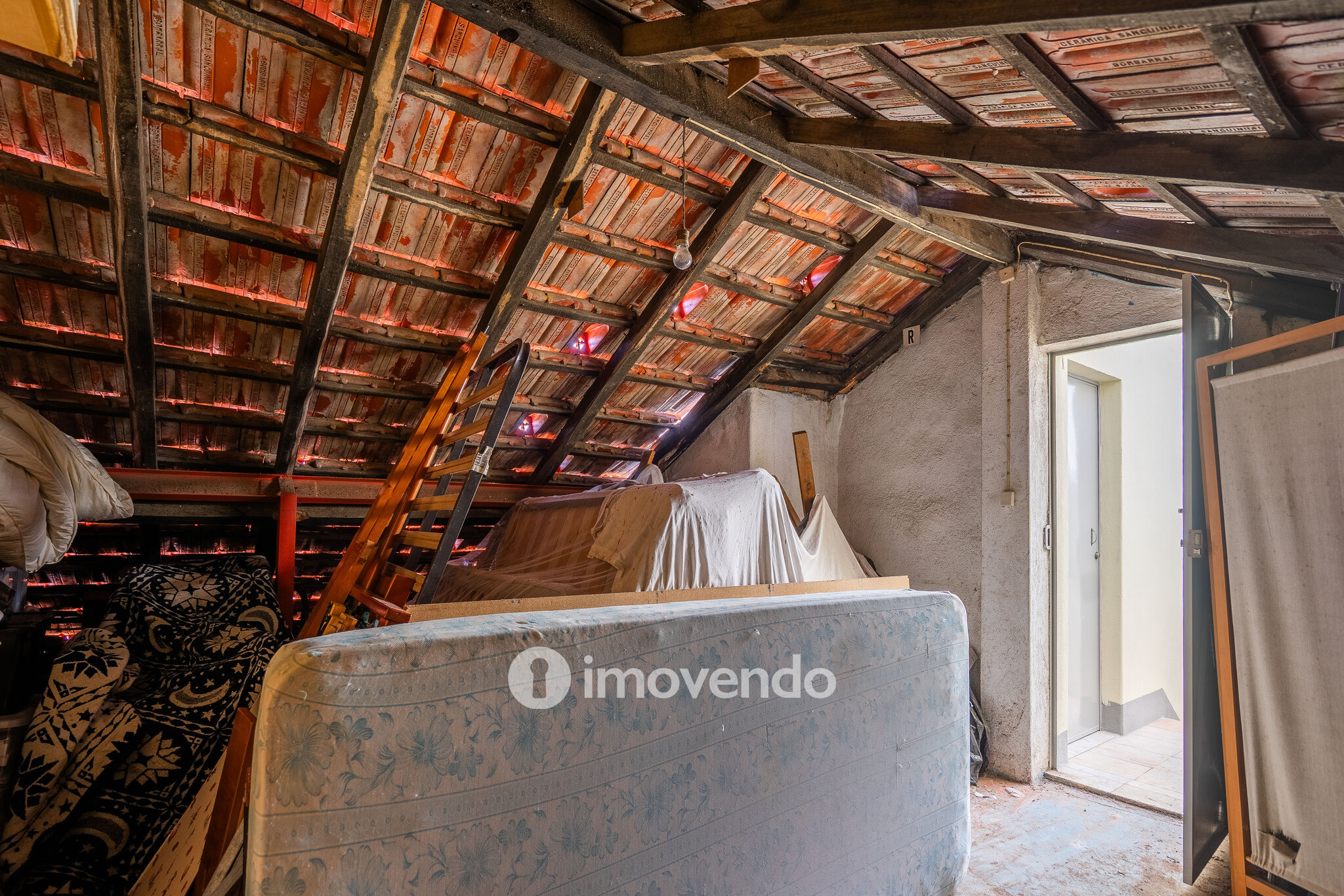Apartamento T3, com arrecadação e boas áreas, na Estrada da Luz