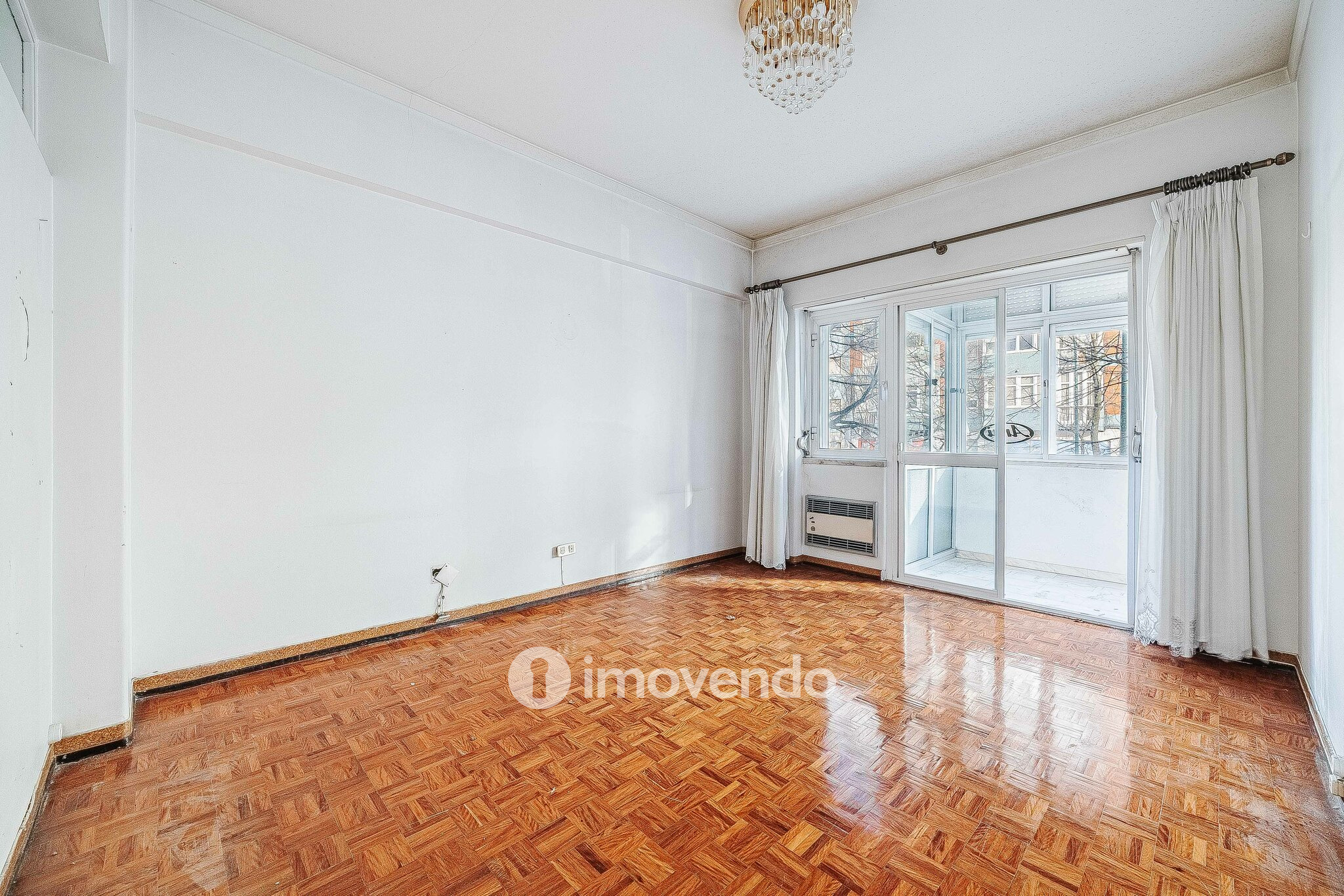 Apartamento T3 com áreas amplas, para renovação, em Benfica