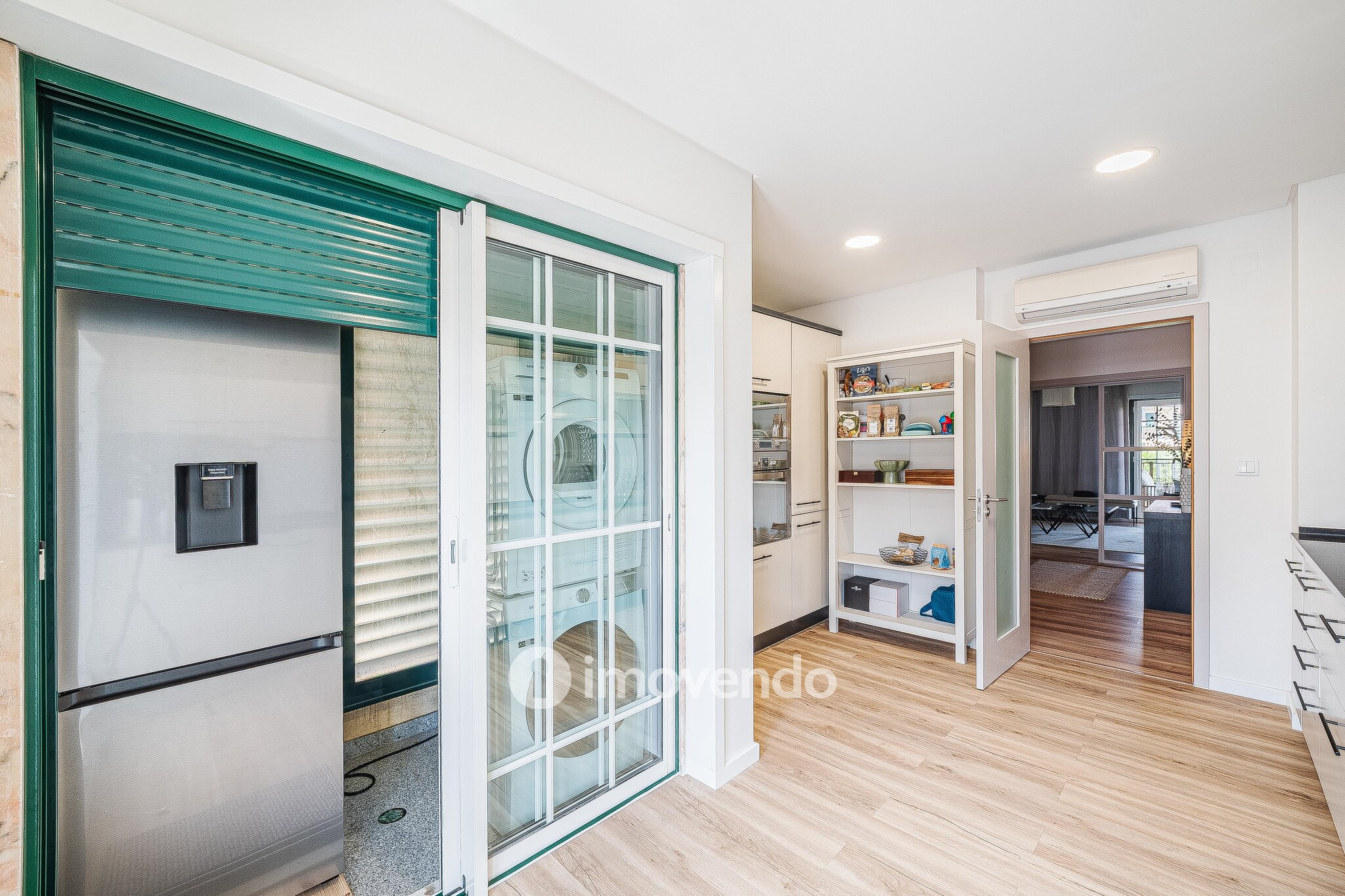 Apartamento T3 com garagem, em condomínio com piscina, em Bicesse
