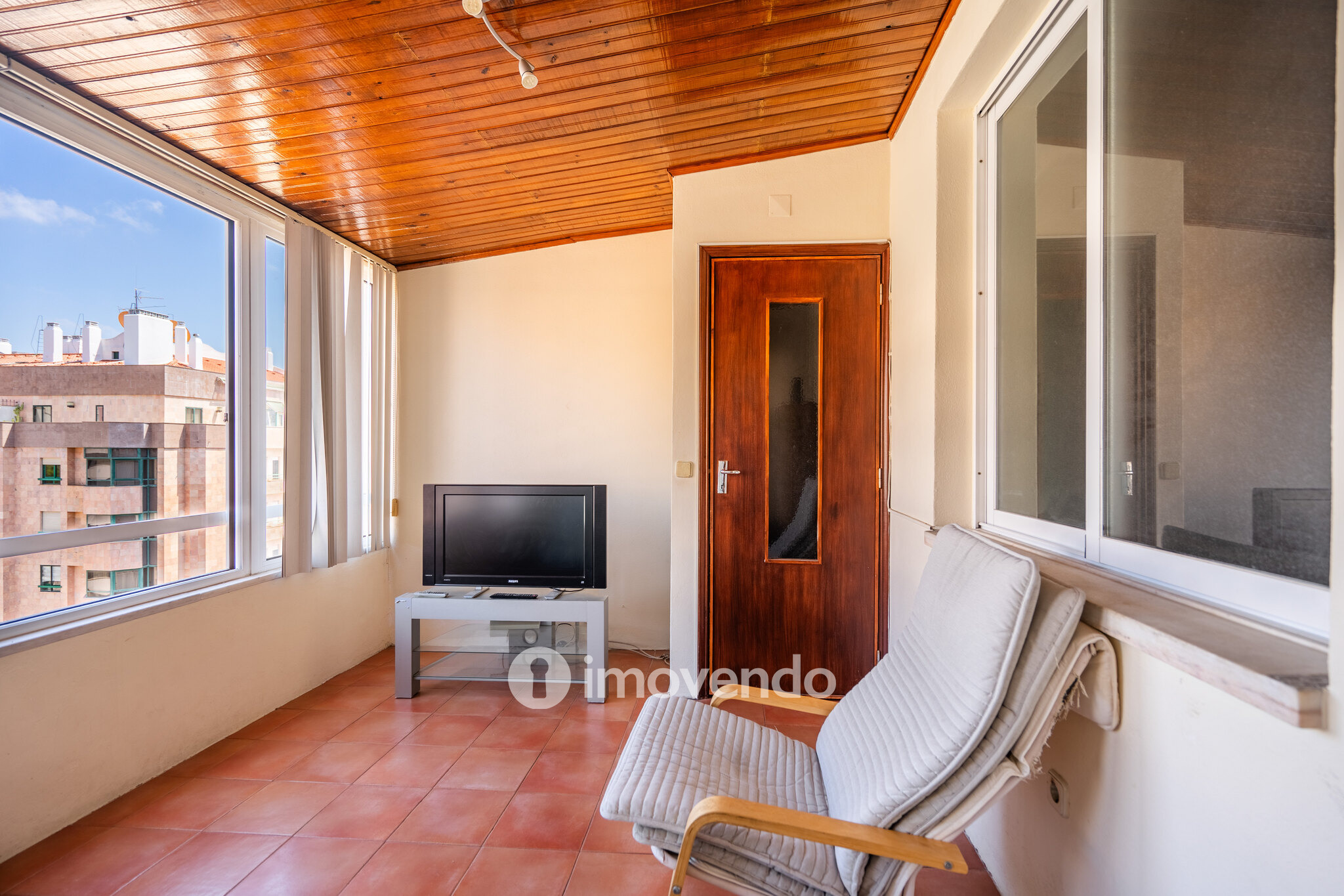 Apartamento T3, com arrecadação e boas áreas, na Estrada da Luz