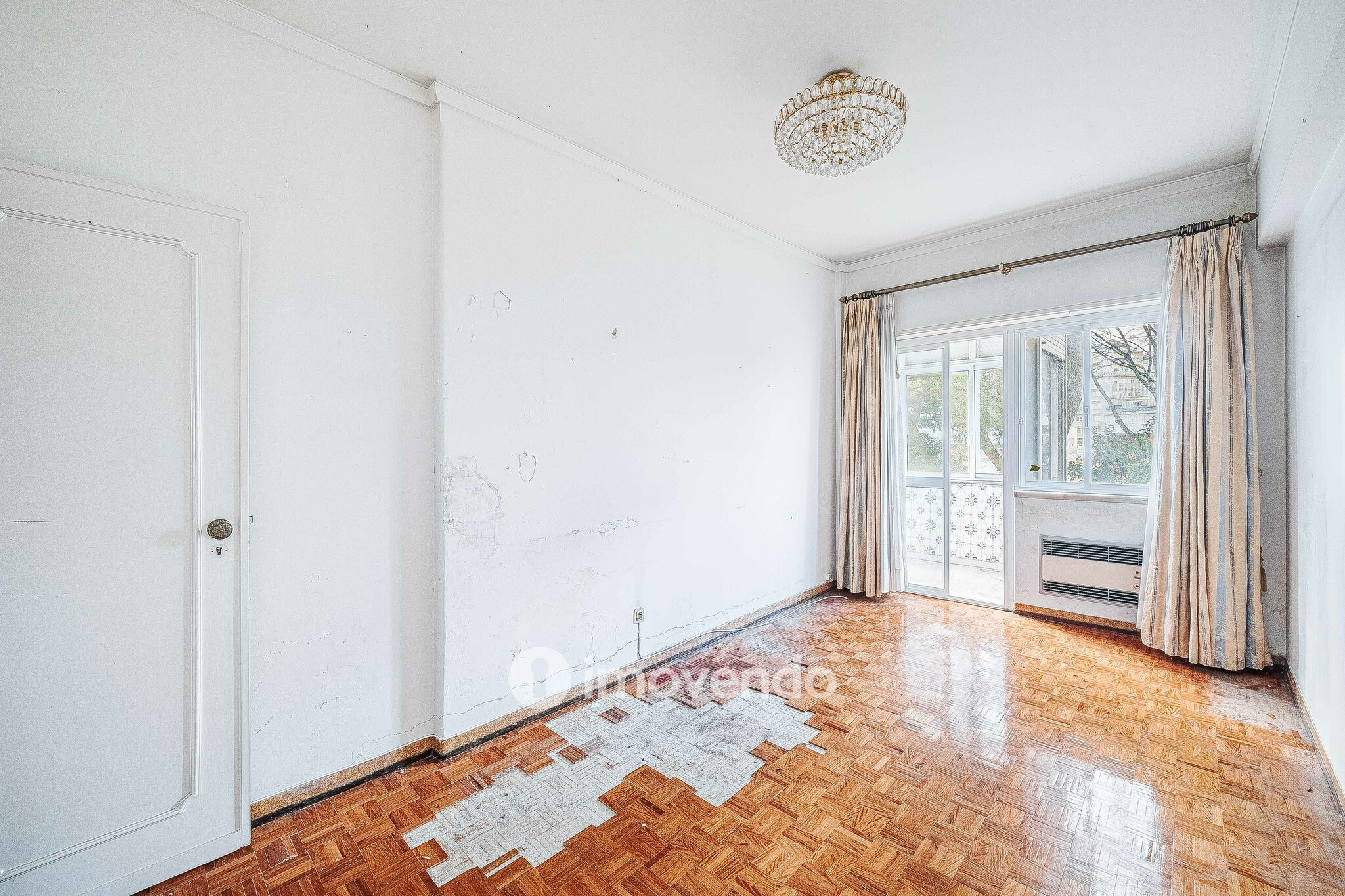 Apartamento T3 com áreas amplas, para renovação, em Benfica