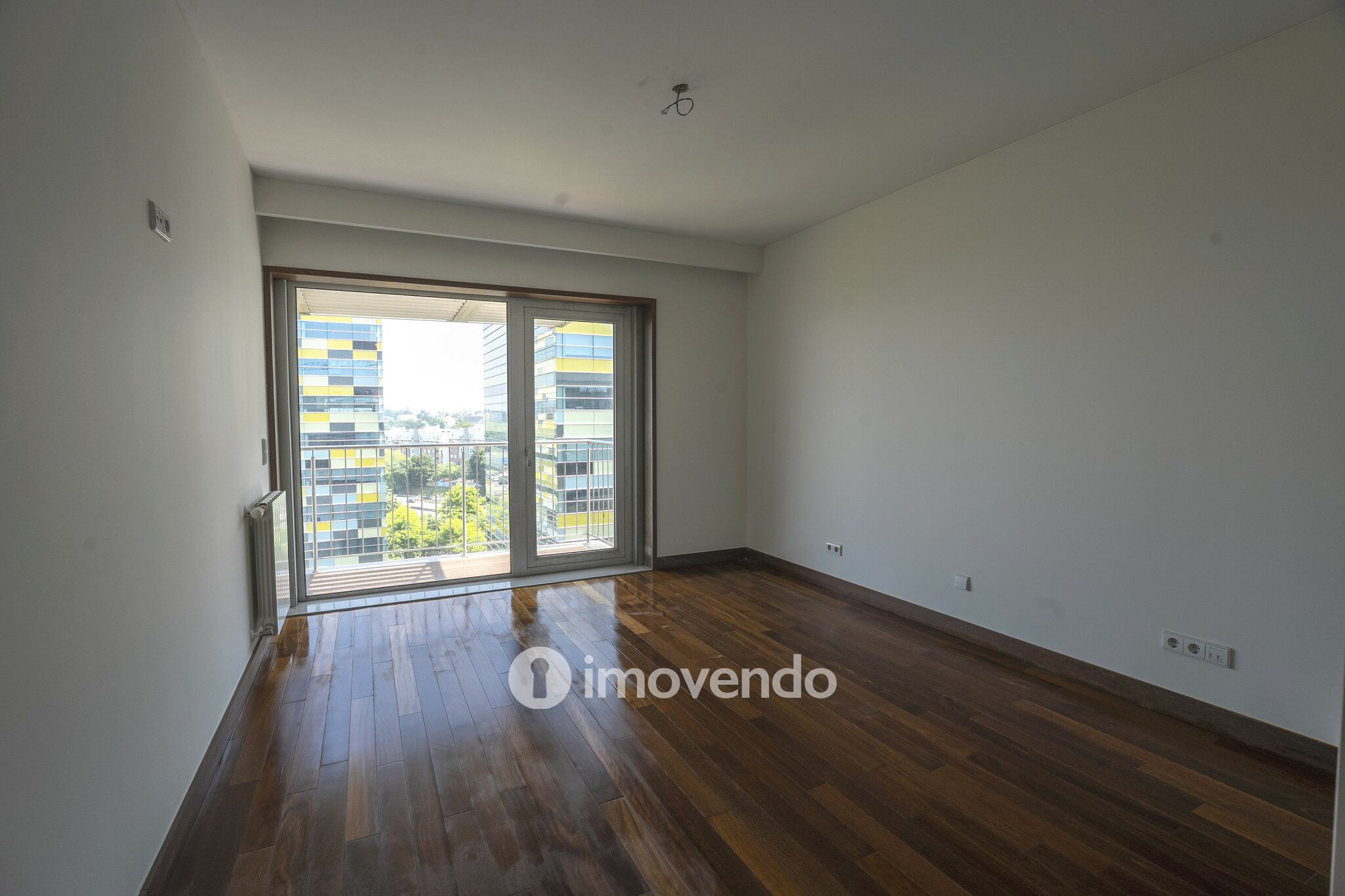Apartamento T4, com vista rio e estacionamento, em Vila Nova de Gaia